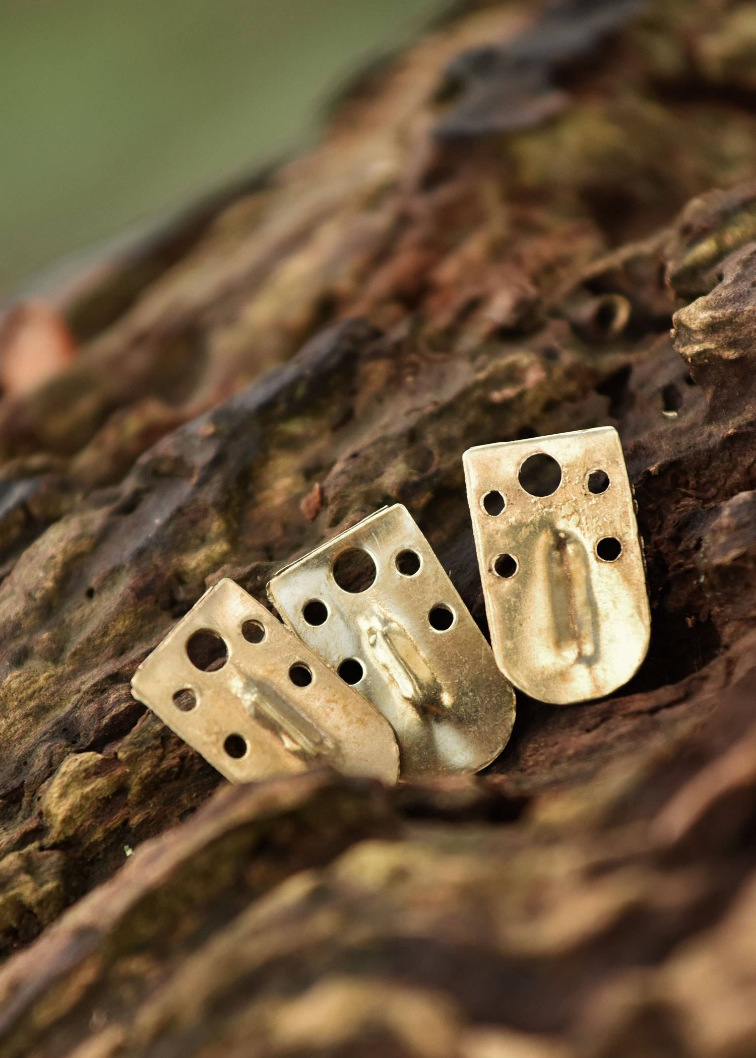 Mittelalter ​Messingschuppen für Lamellenrüstung, 13 mm x 22 mm, mit Mittelrippe (25 Stück)