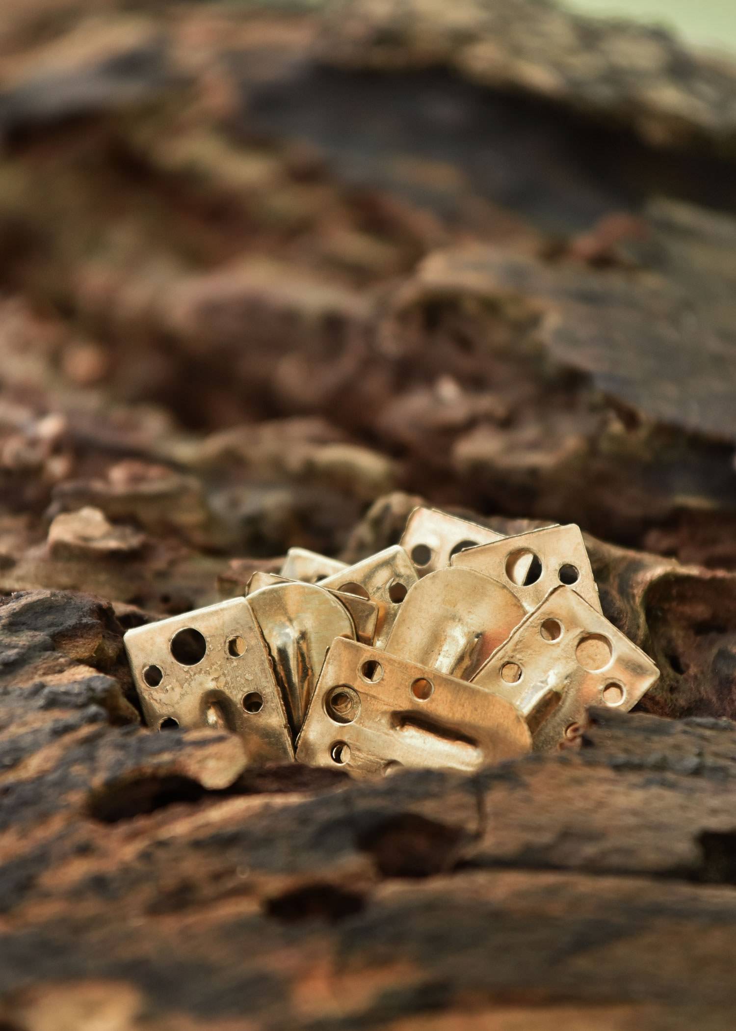 Mittelalter ​Messingschuppen für Lamellenrüstung, 13 mm x 22 mm, mit Mittelrippe (25 Stück)