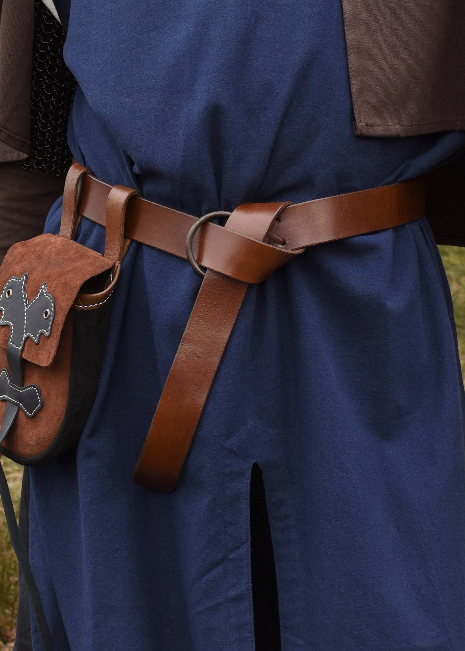 Middeleeuwse lange Riem van leer met messing ring, ca. 150 cm lang, in Bruin
