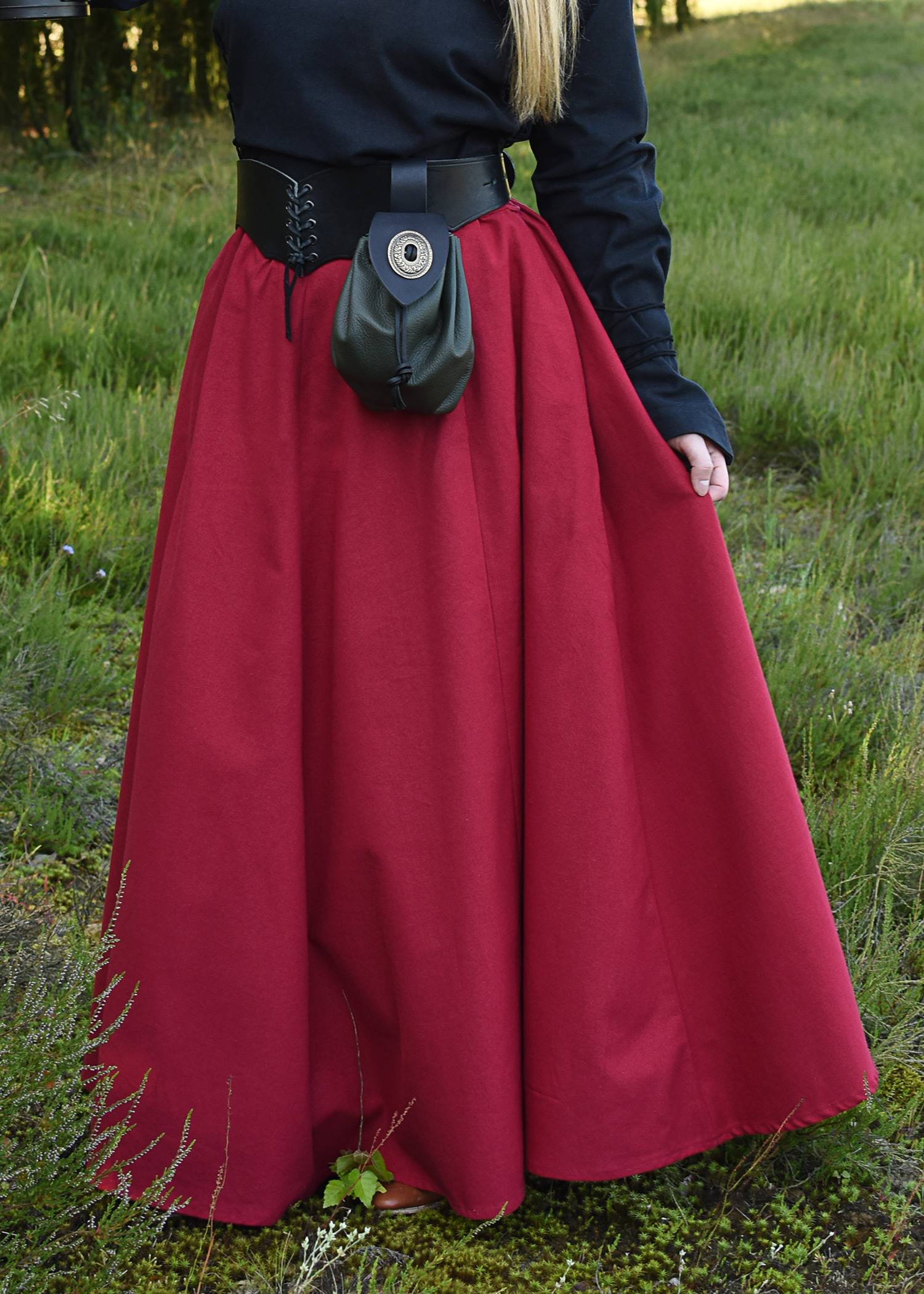 Middeleeuwse Rok wijd uitlopend in Rood
