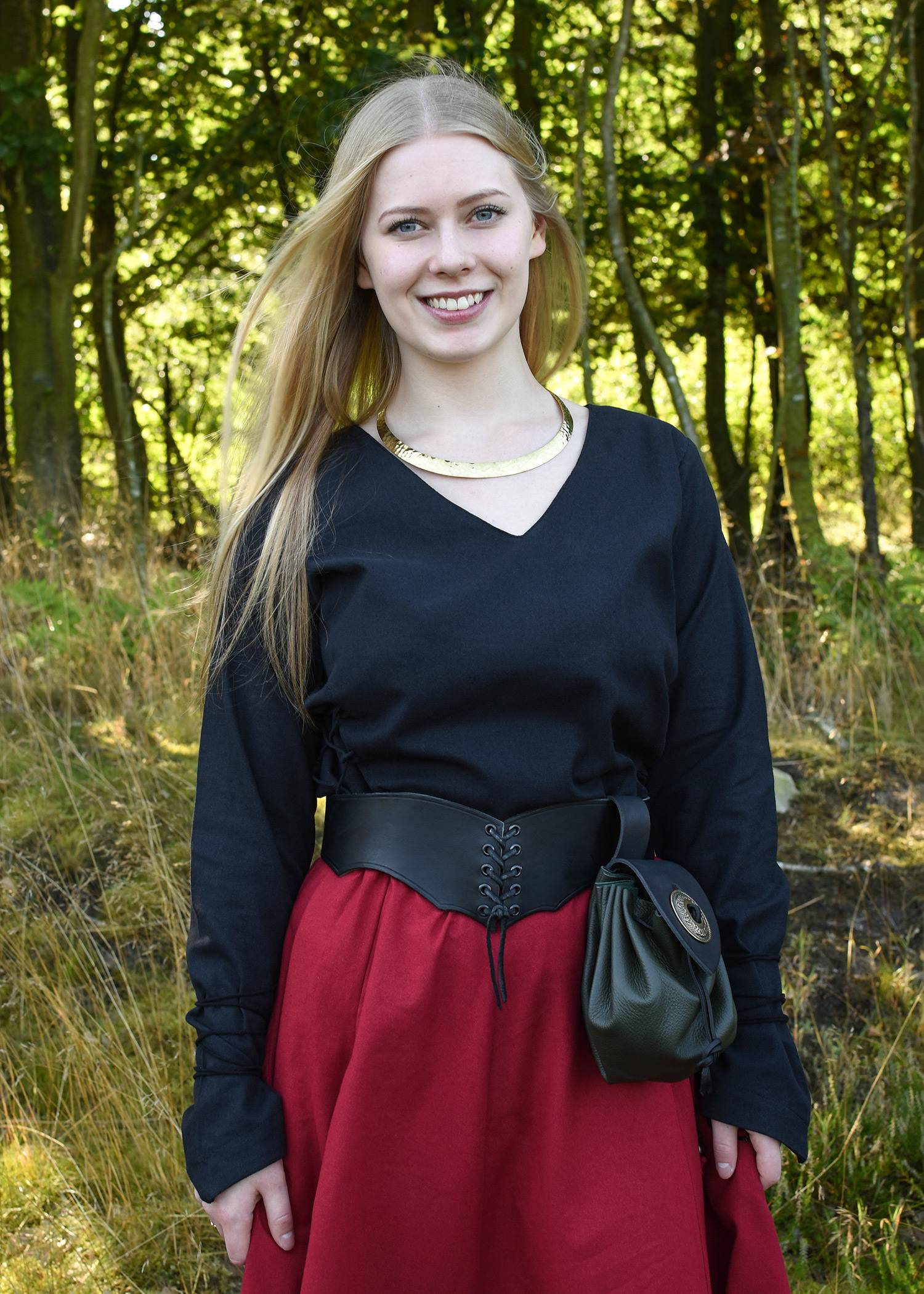 Middeleeuwse Rok wijd uitlopend in Rood