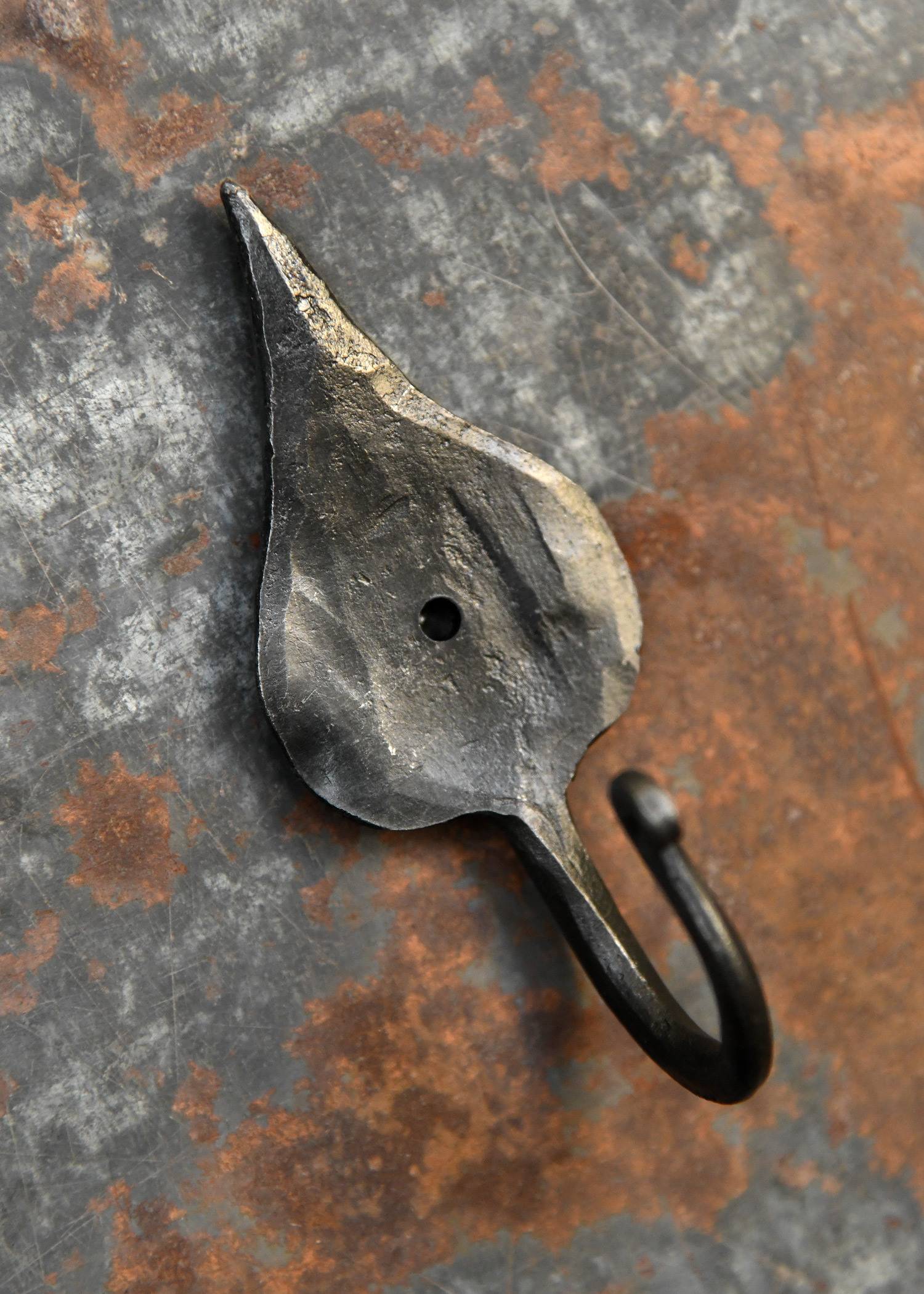 Gesmede middeleeuwse wandhaak met blad, ca. 11 cm hoog