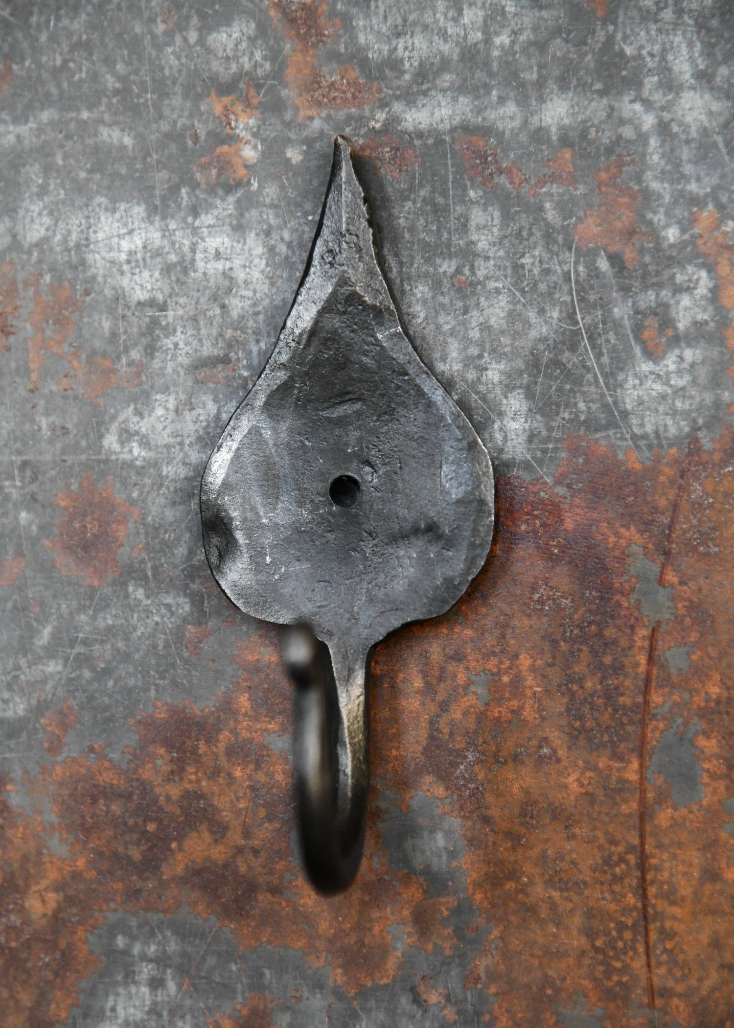 Gesmede middeleeuwse wandhaak met blad, ca. 11 cm hoog
