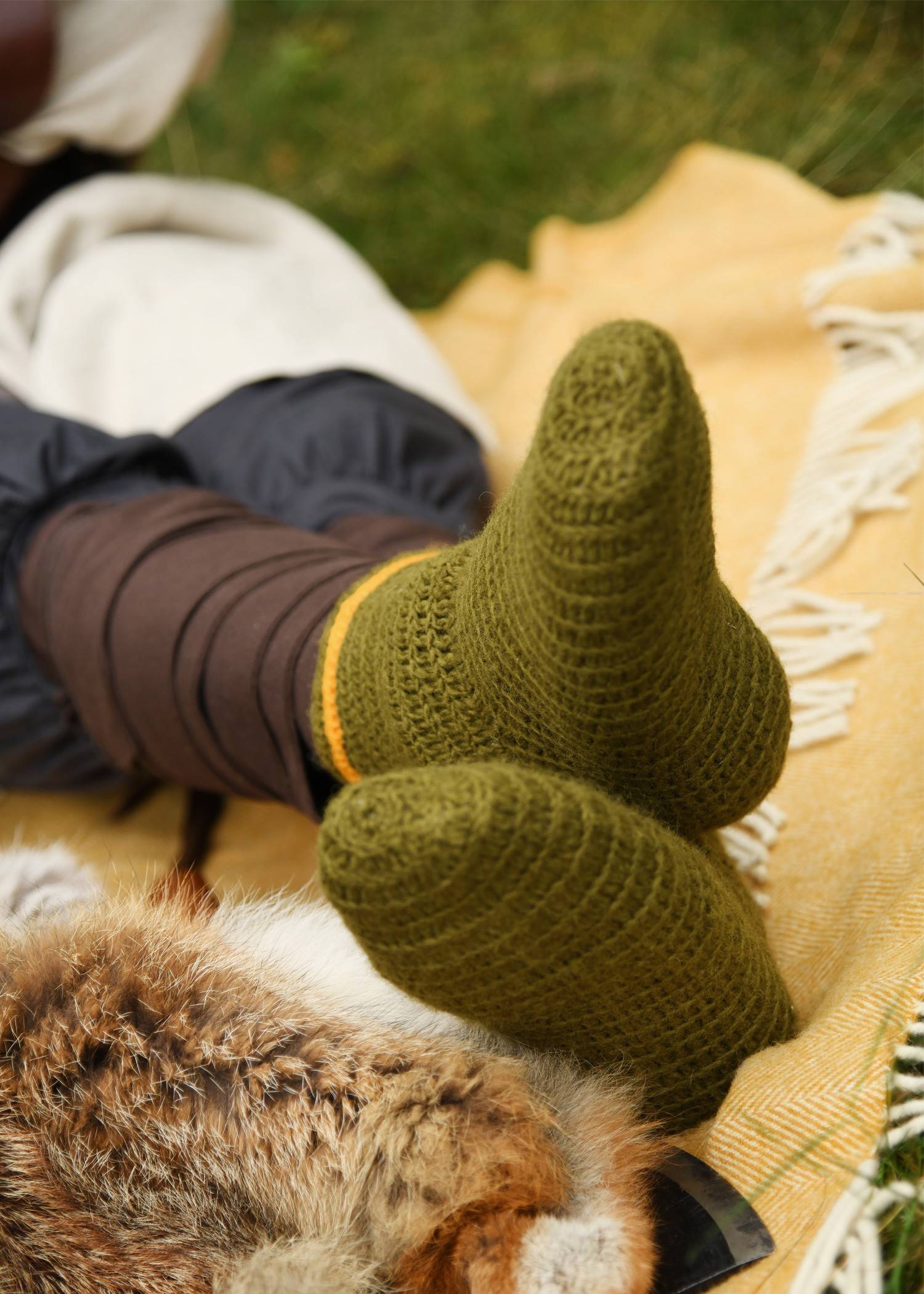 Gehäkelte Wikinger Wollsocken in grün-gelb