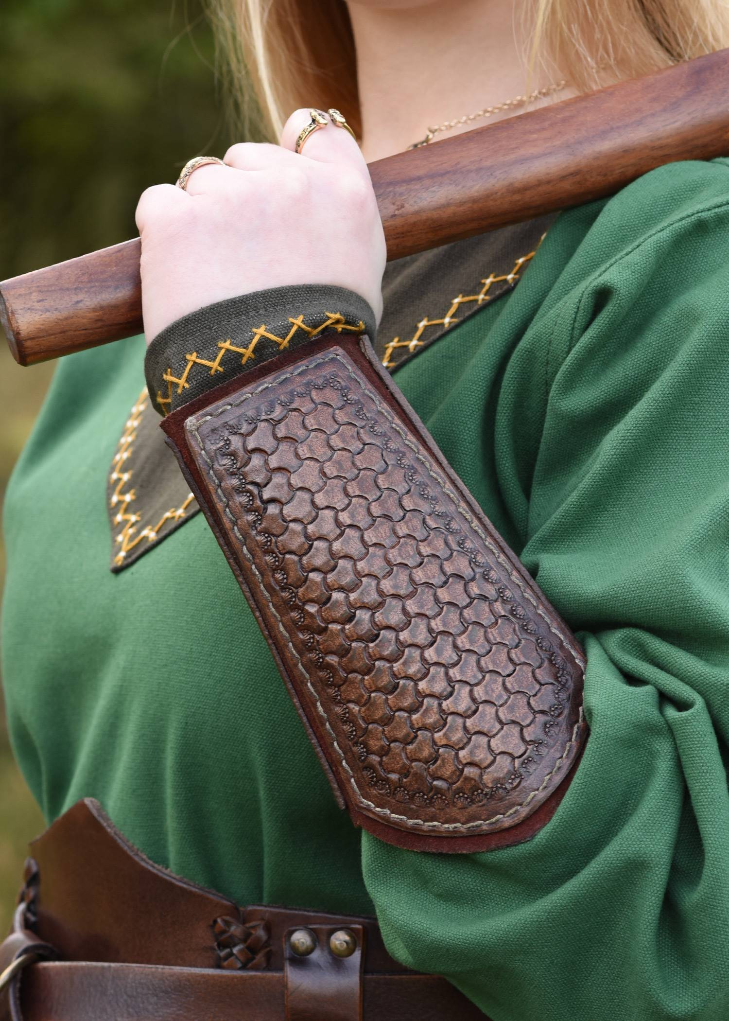 Leren Armbeschermers met reliëf en suède achterkant, set in bruin
