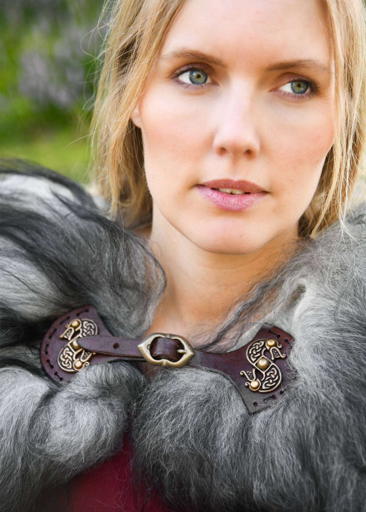 Viking gespsluiting/mantelsluiting gemaakt van leer in bruin of zwart