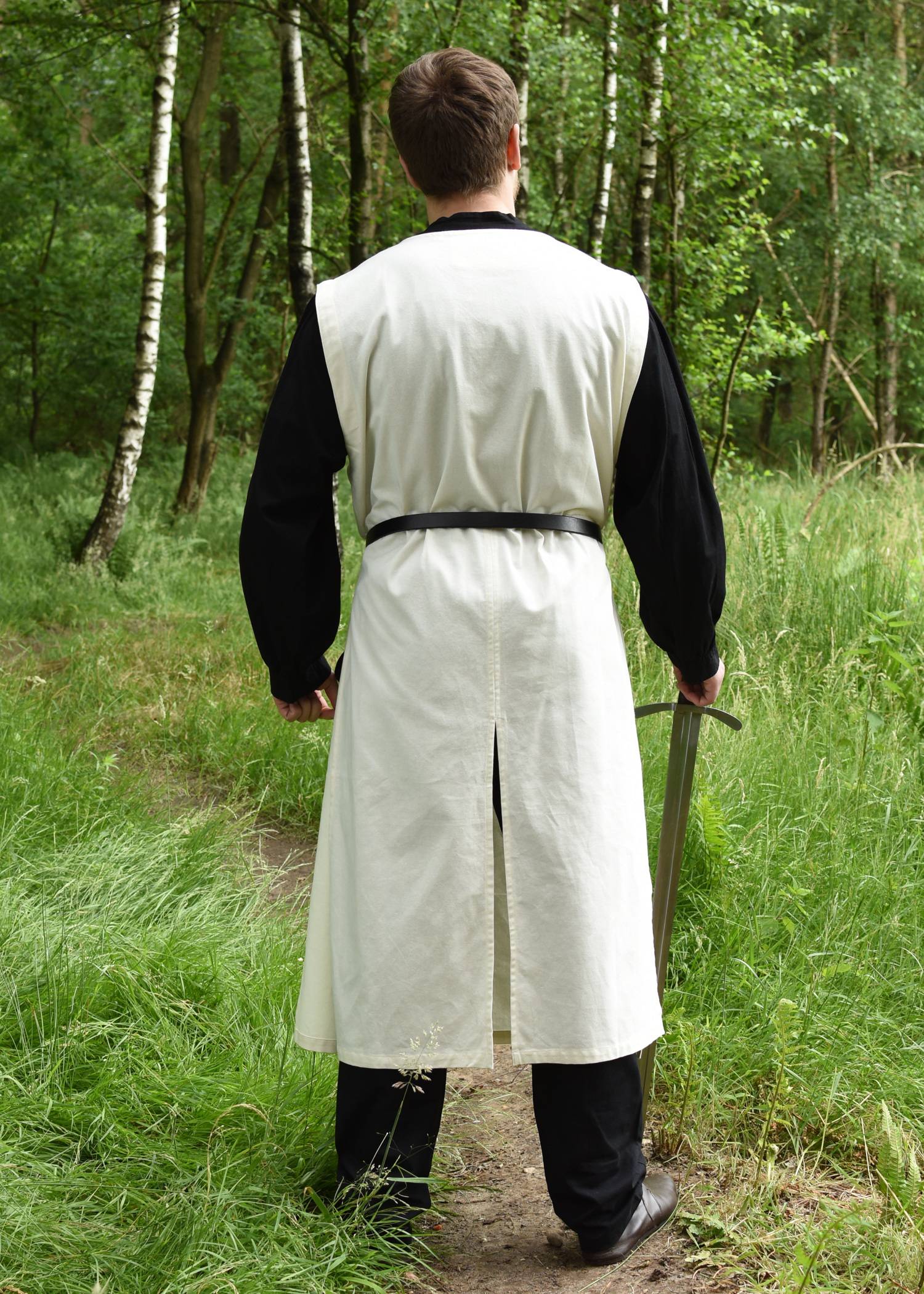 Middeleeuwse Wapenrok van de Tempelier in Natuur met Rood Kruis