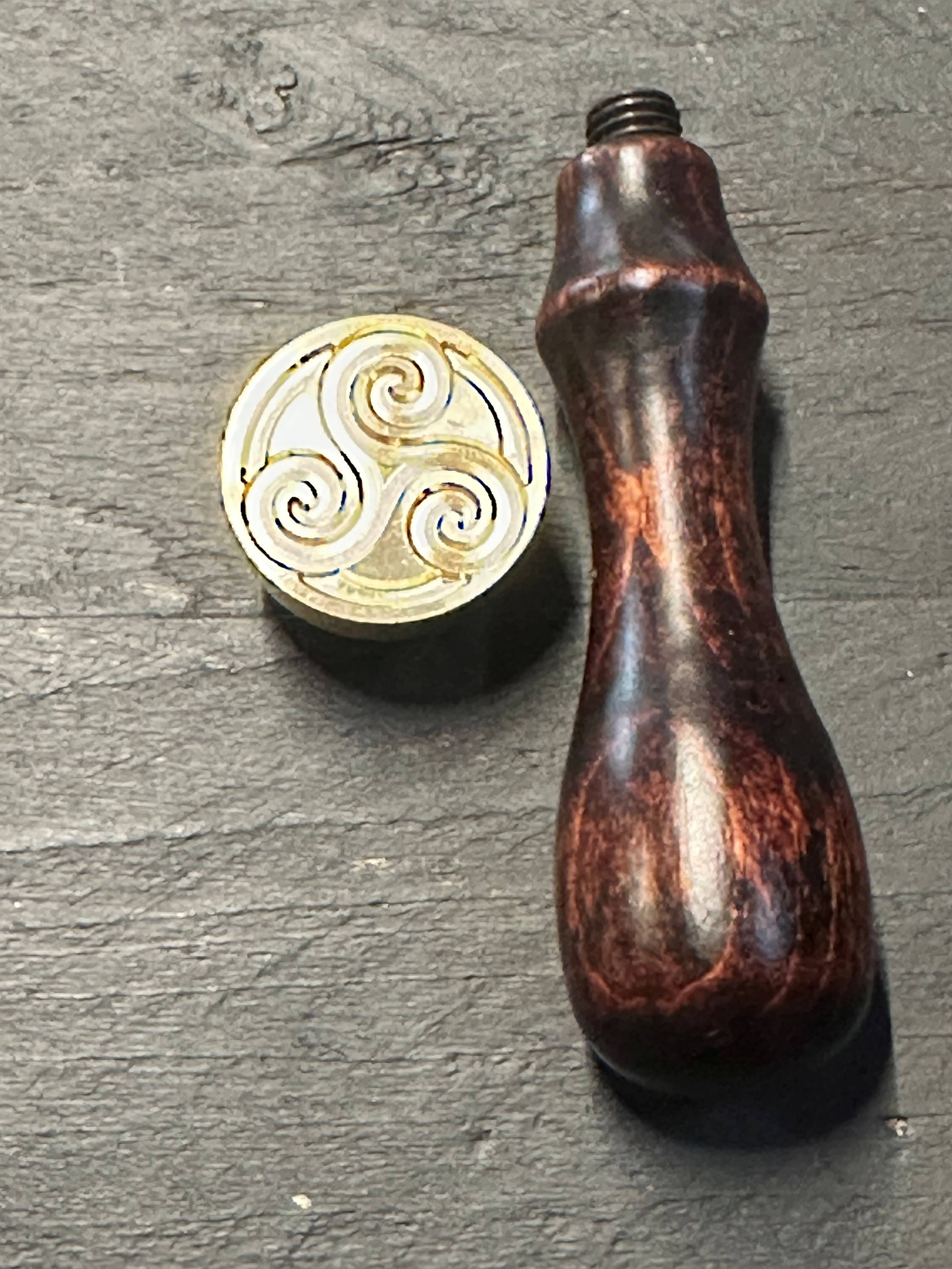 ​​​​​​​Zegelstempel met Triskelion Logo
