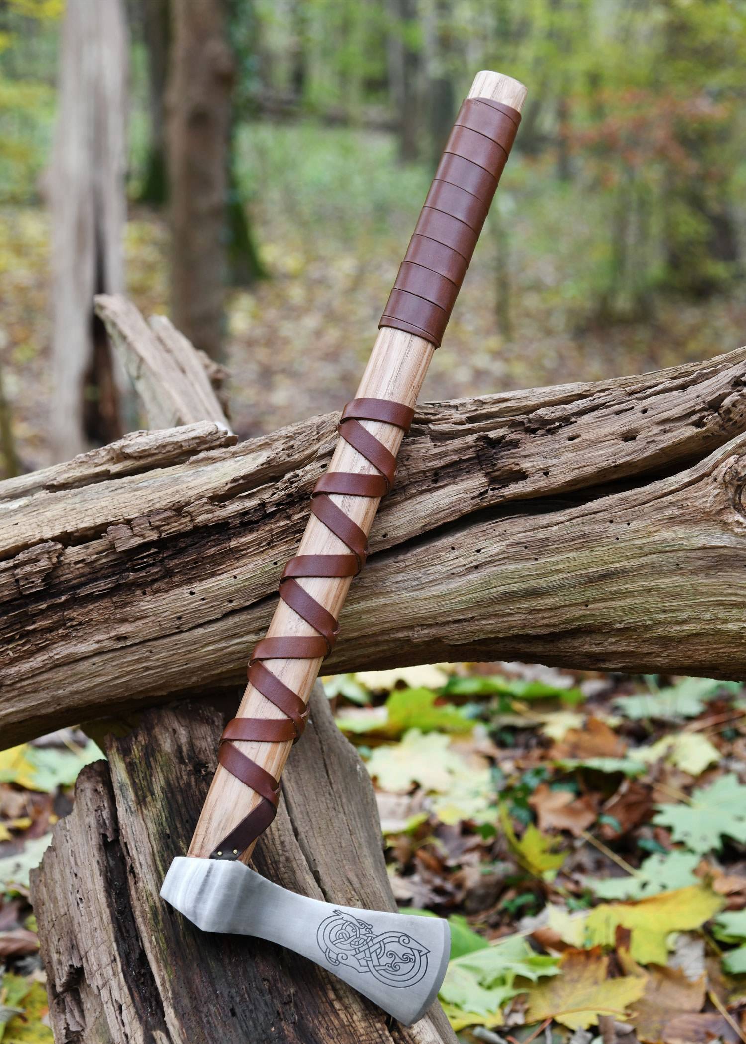 Vikingbijl van gegoten staal, type A, met gravure en lederen grip.