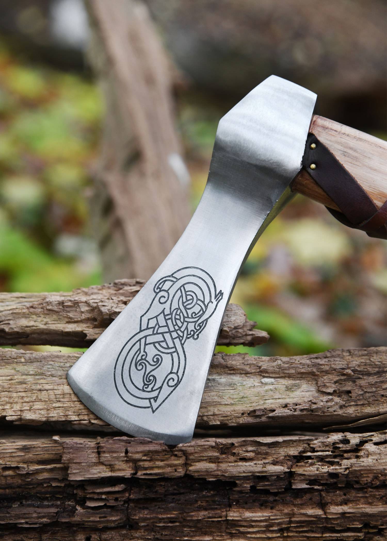 Vikingbijl van gegoten staal, type A, met gravure en lederen grip.