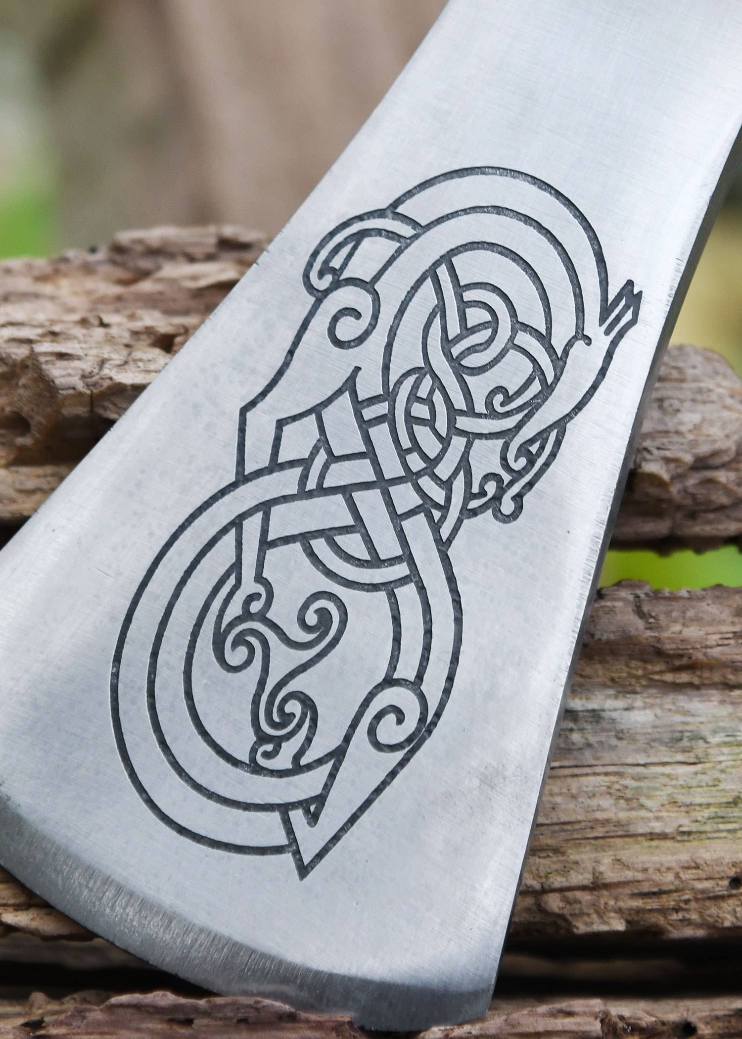 Vikingbijl van gegoten staal, type A, met gravure en lederen grip.