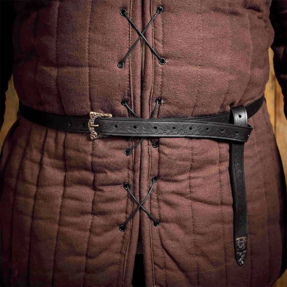 Leren Vikingriem met messing gesp en riemuiteinde, in Birka-stijl (zwart)