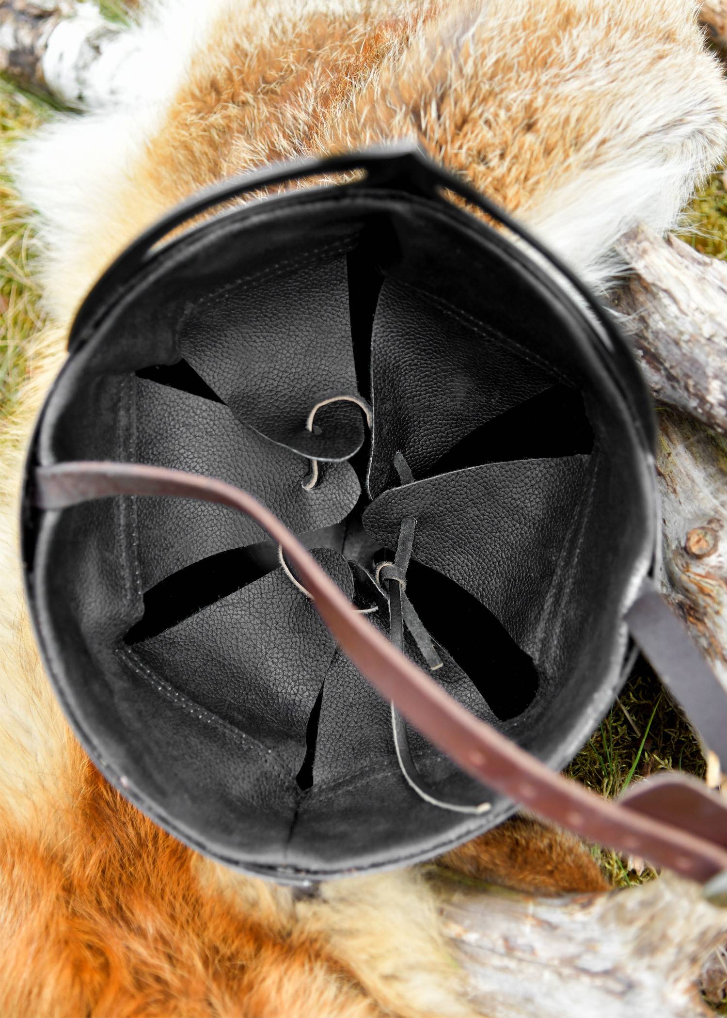 Vikingbrilhelm met leren binnenwerk, 10e eeuw, 1,6 mm staal