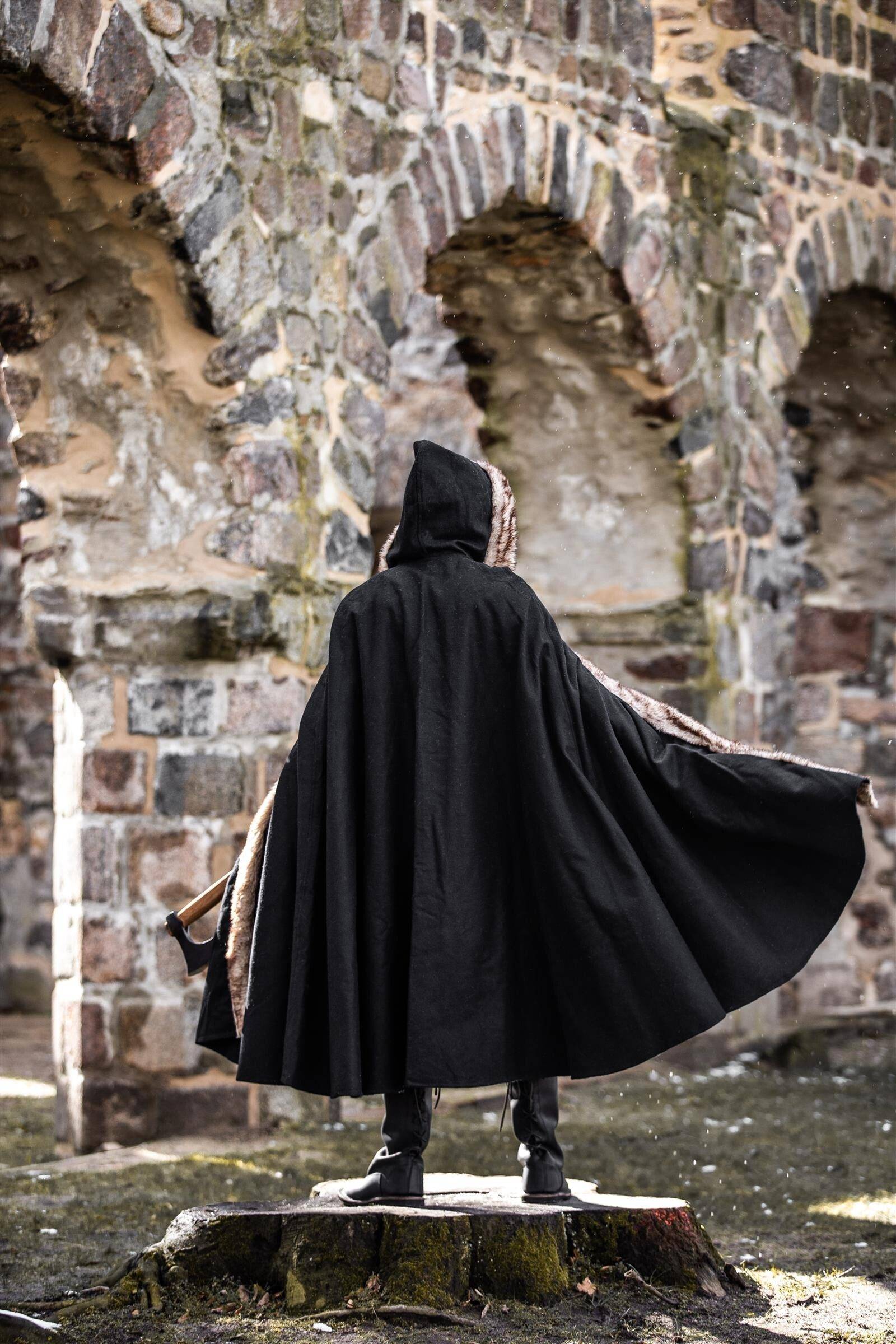 ​Wikinger Umhang mit Kunstfell in Schwarz