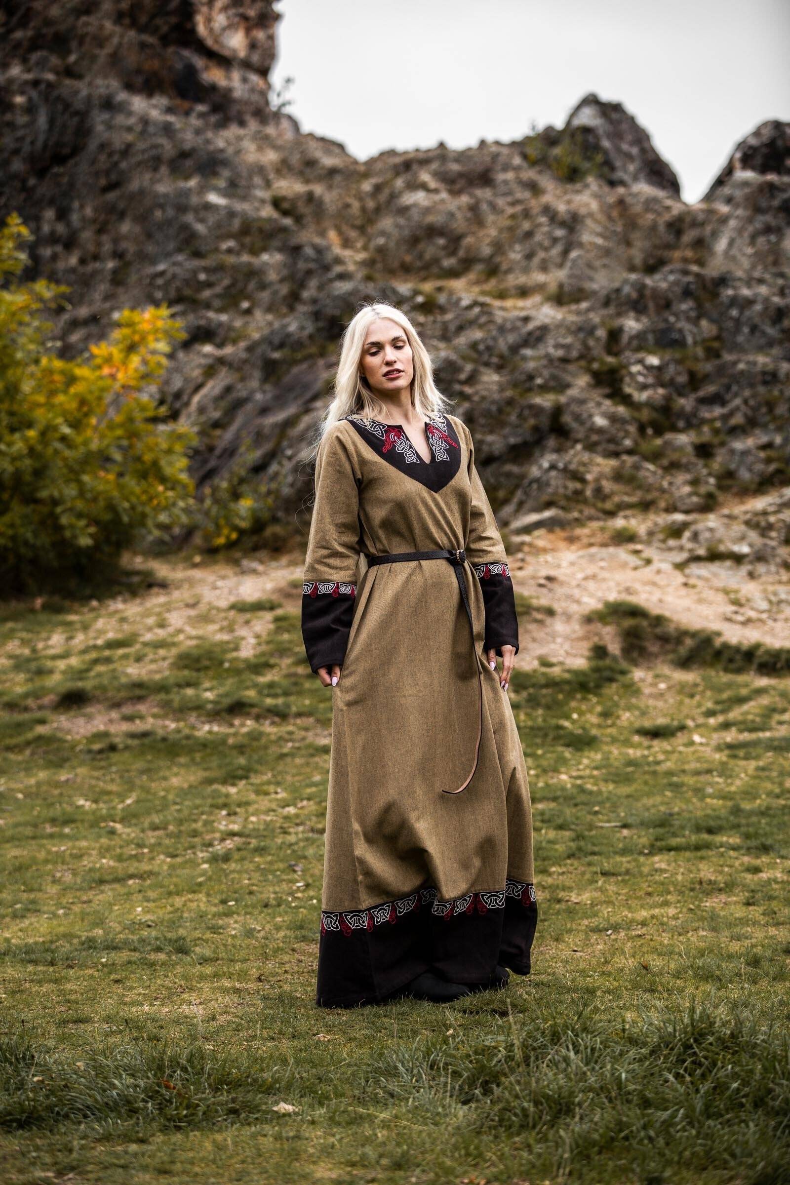 Vikingjurk voor dames met borduurwerk in zandkleur