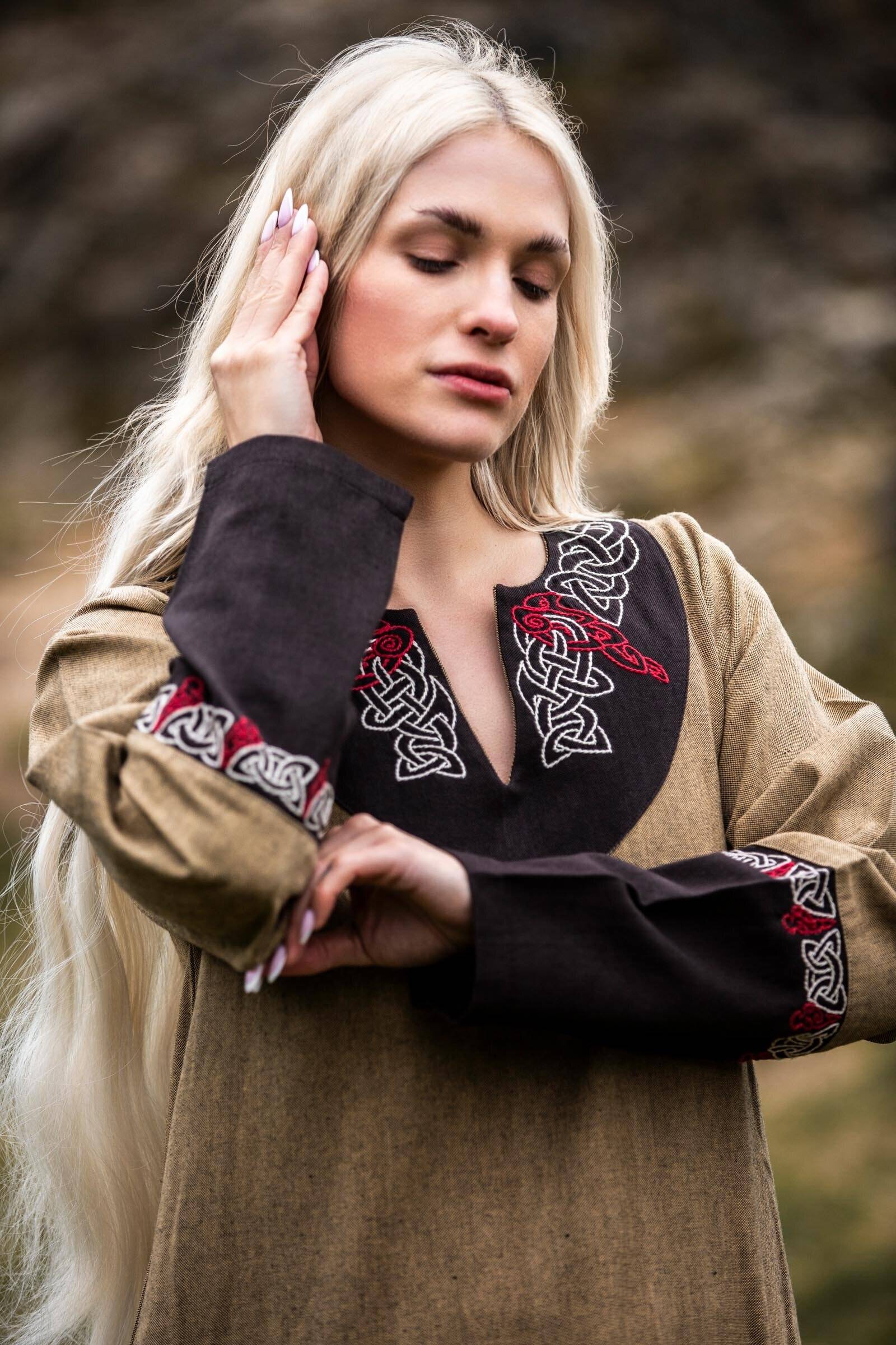 Vikingjurk voor dames met borduurwerk in zandkleur