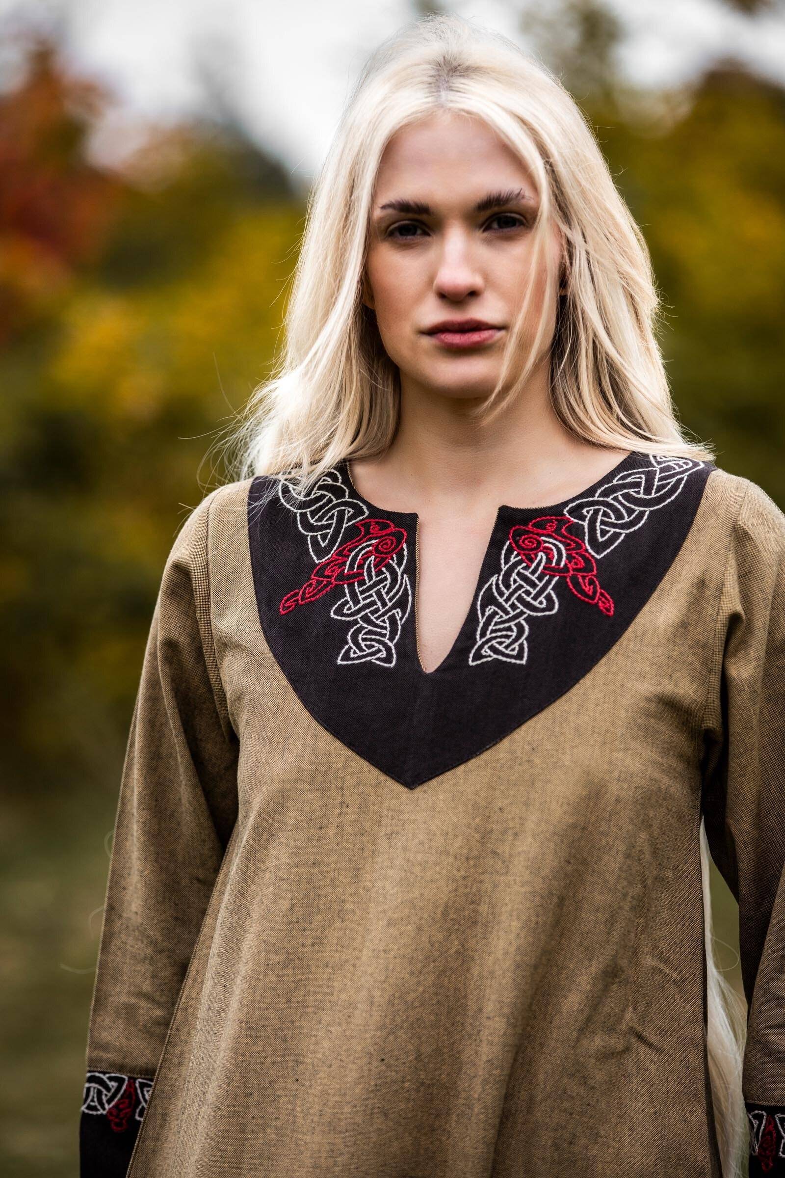 Vikingjurk voor dames met borduurwerk in zandkleur