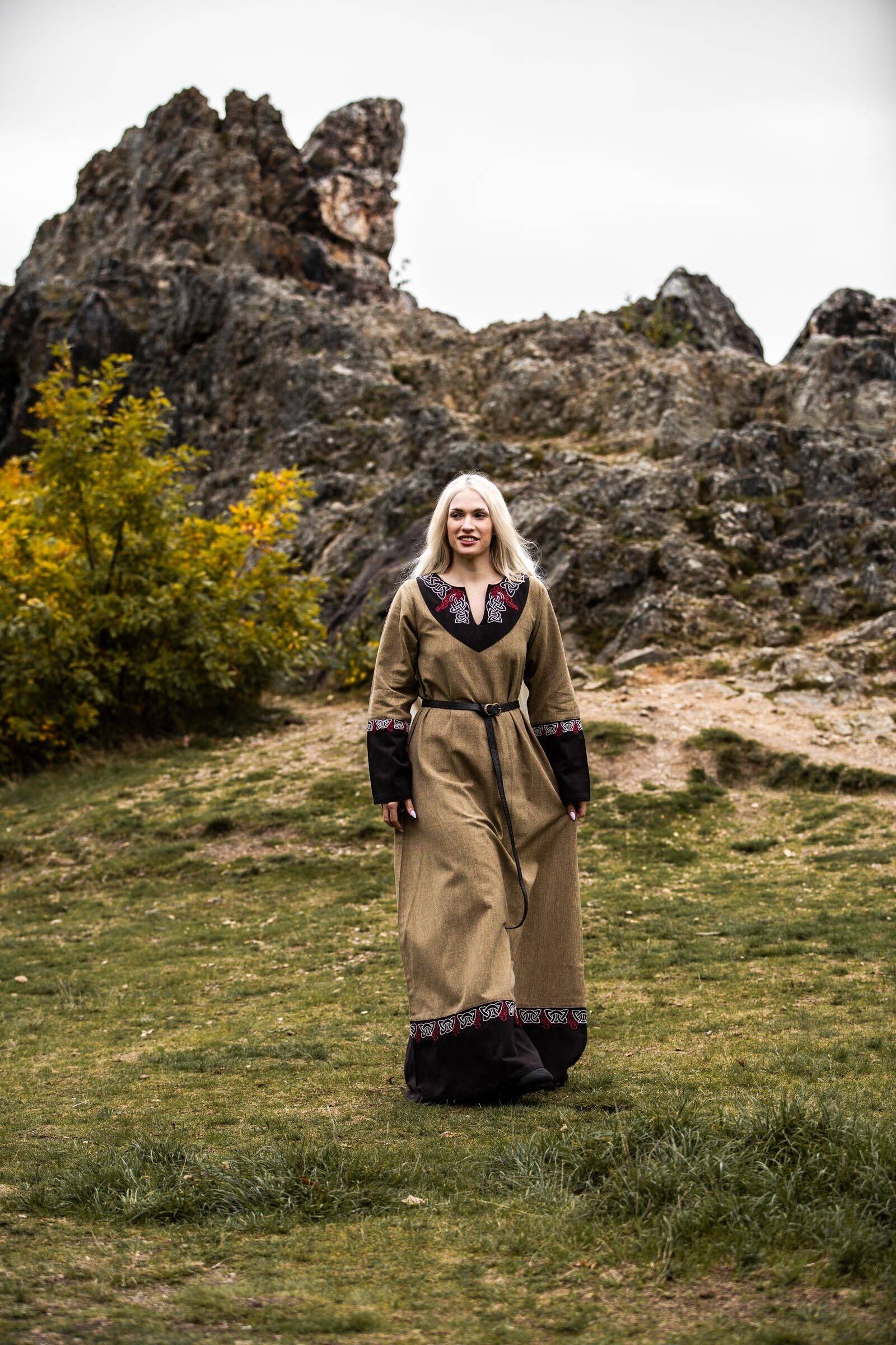 Vikingjurk voor dames met borduurwerk in zandkleur