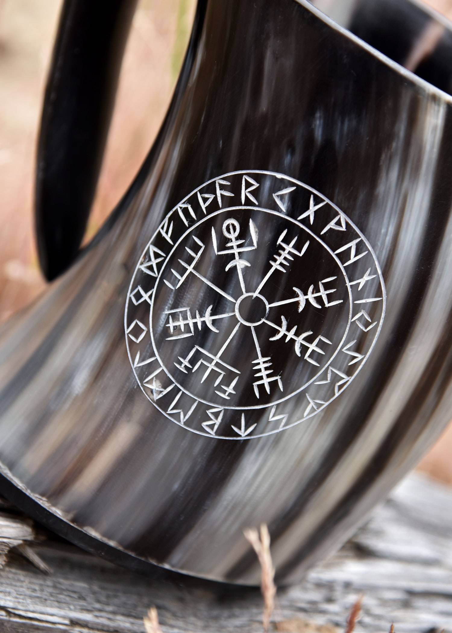 Viking Drinkbeker/Bierpul gemaakt van echt hoorn met Vegvisir