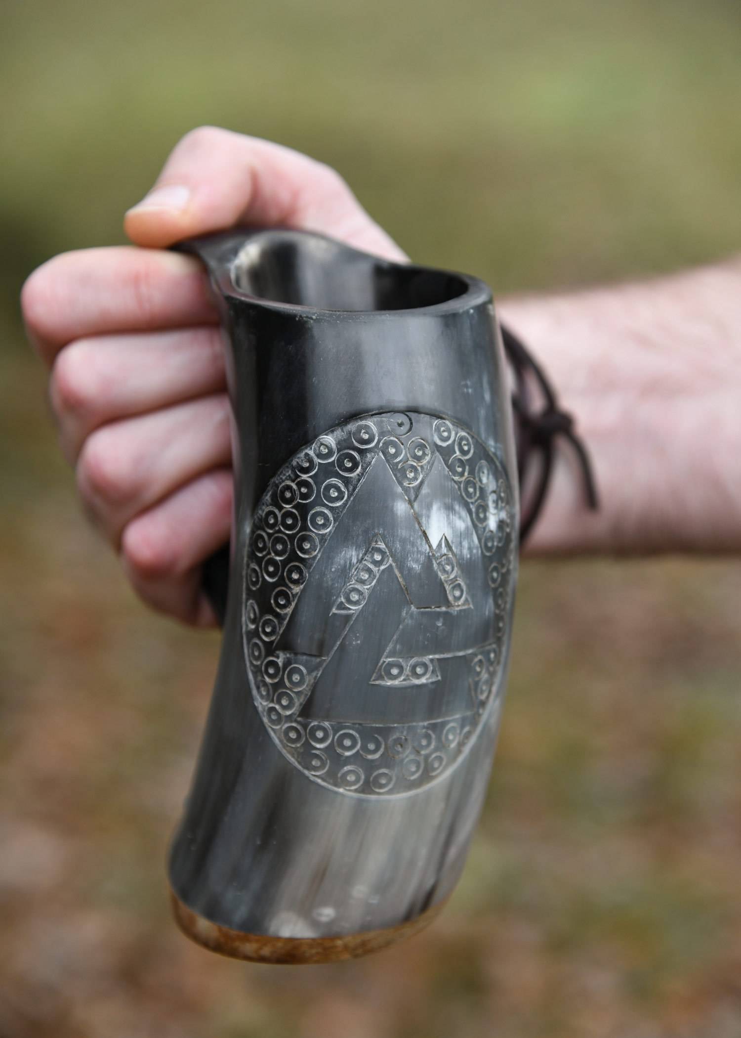 Viking Drinkbeker van Hoorn, mede/bierpul met houten voet en Valknut-motief nr. 2
