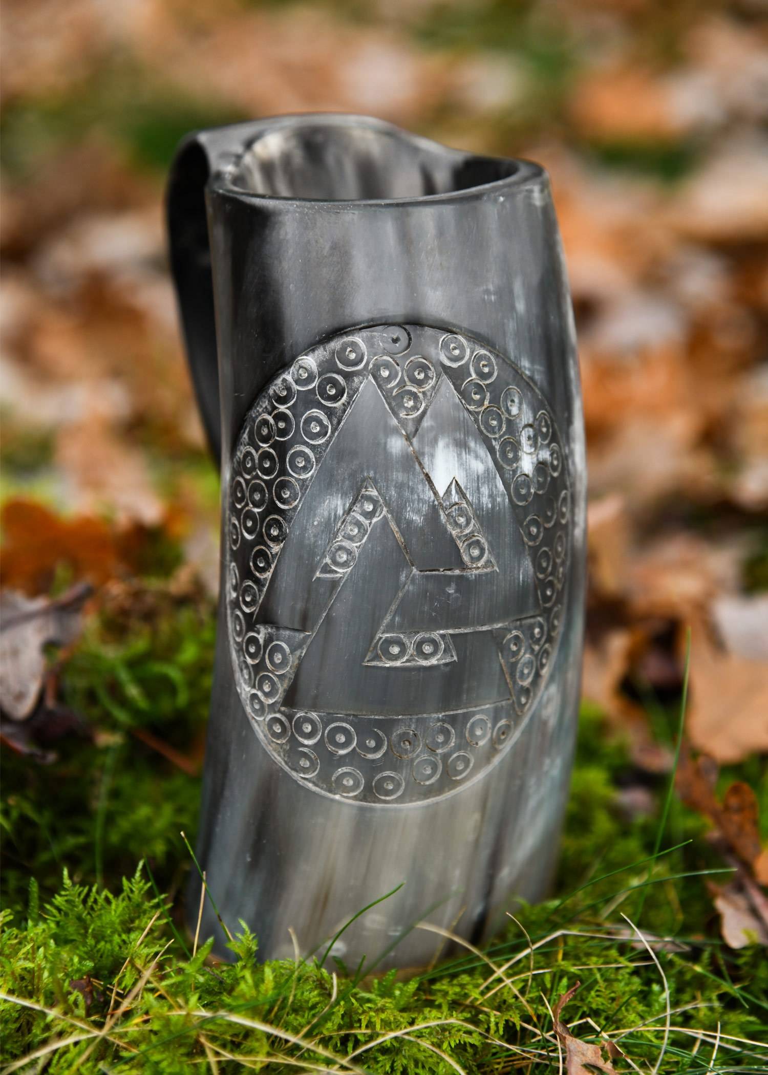 Viking Drinkbeker van Hoorn, mede/bierpul met houten voet en Valknut-motief nr. 2
