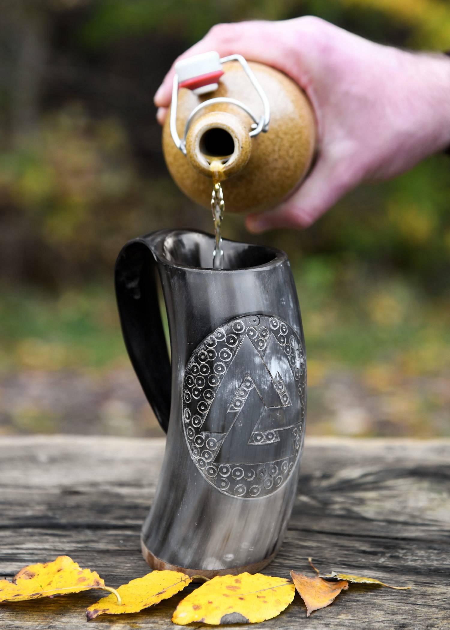 Viking Drinkbeker van Hoorn, mede/bierpul met houten voet en Valknut-motief nr. 2