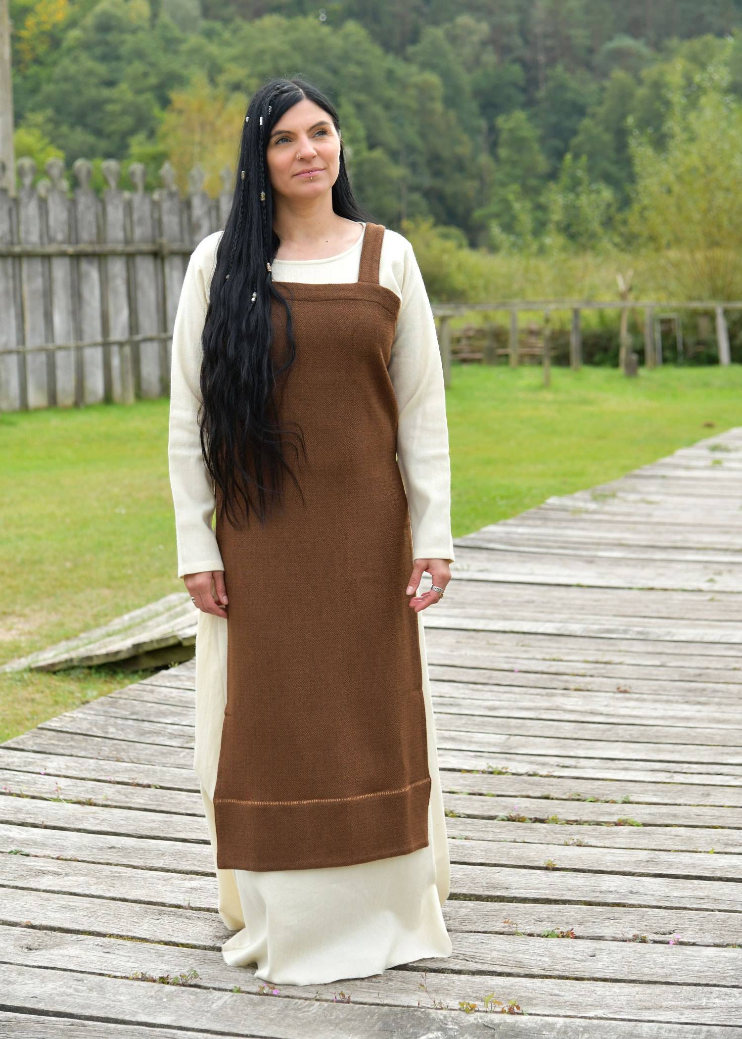 ​Wikinger Schürzenkleid Annik aus 100% Wolle, Diamantköperbindung braun/braun – Authentisches Mittelalterkleid