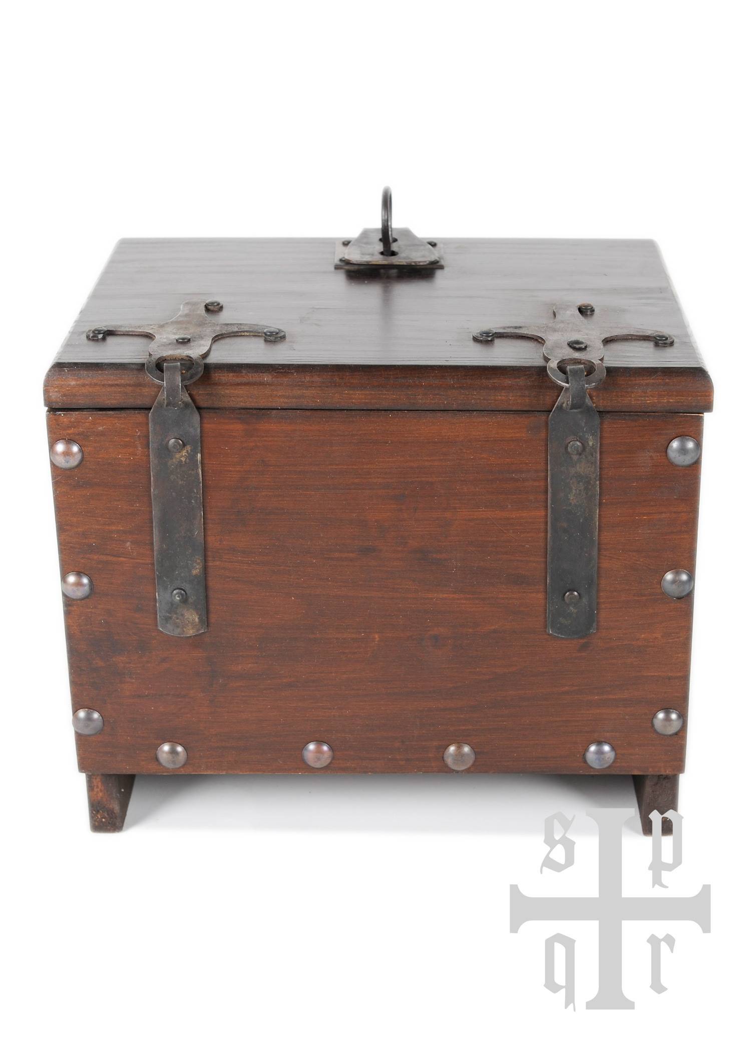 Klein houten Vikingkistje met Midgard slangenmotief, ca. 33 x 25 x 28 cm
