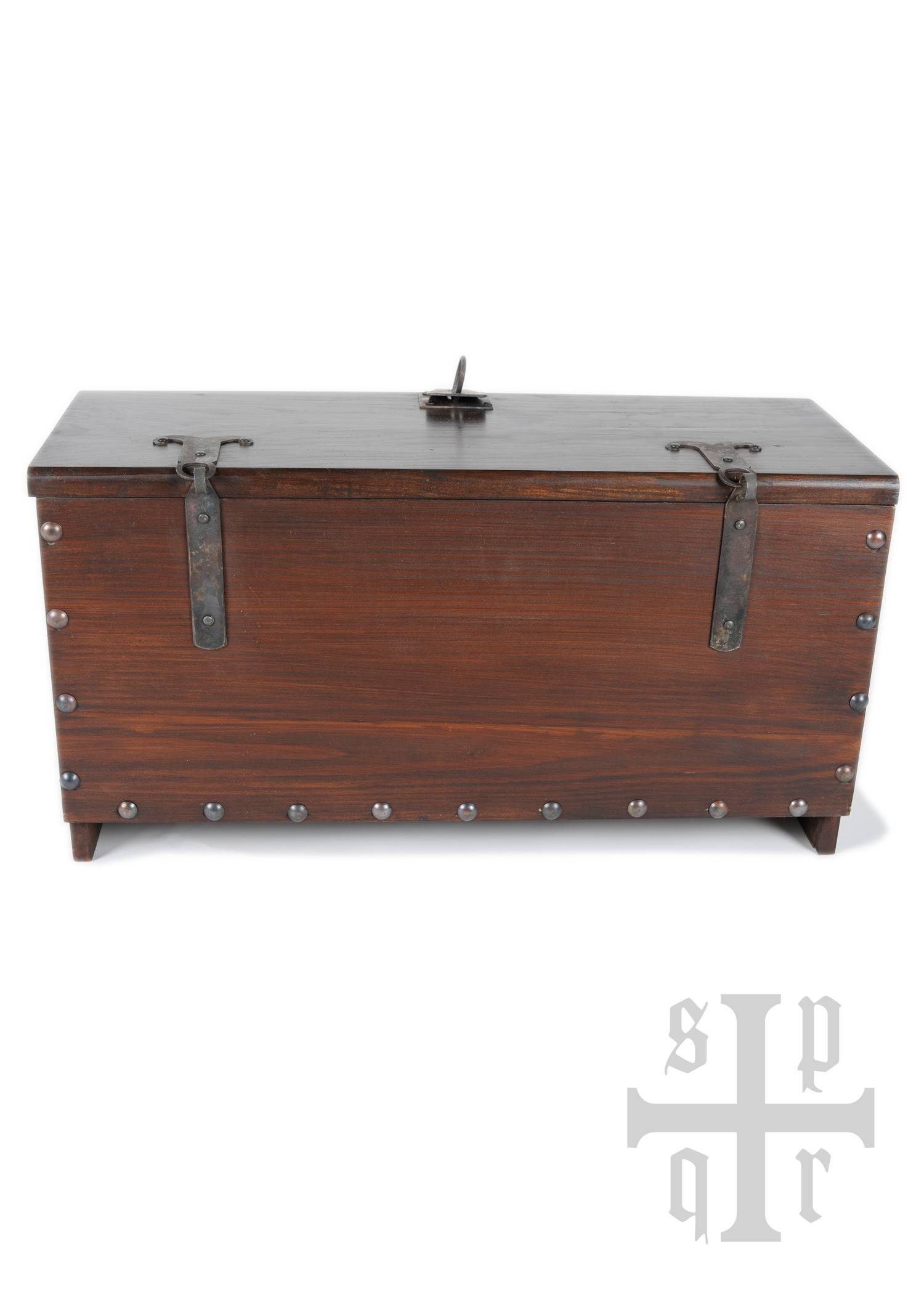 Vikingkist van hout met Midgard slangenmotief, ca. 66 x 25 x 35 cm