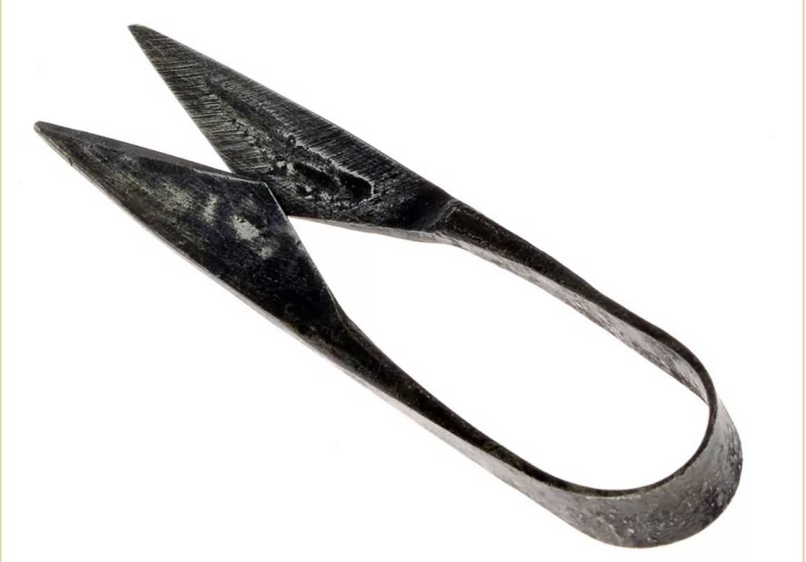 Bügelschere aus der Wikingerzeit in kleiner Größe, mit Scheide