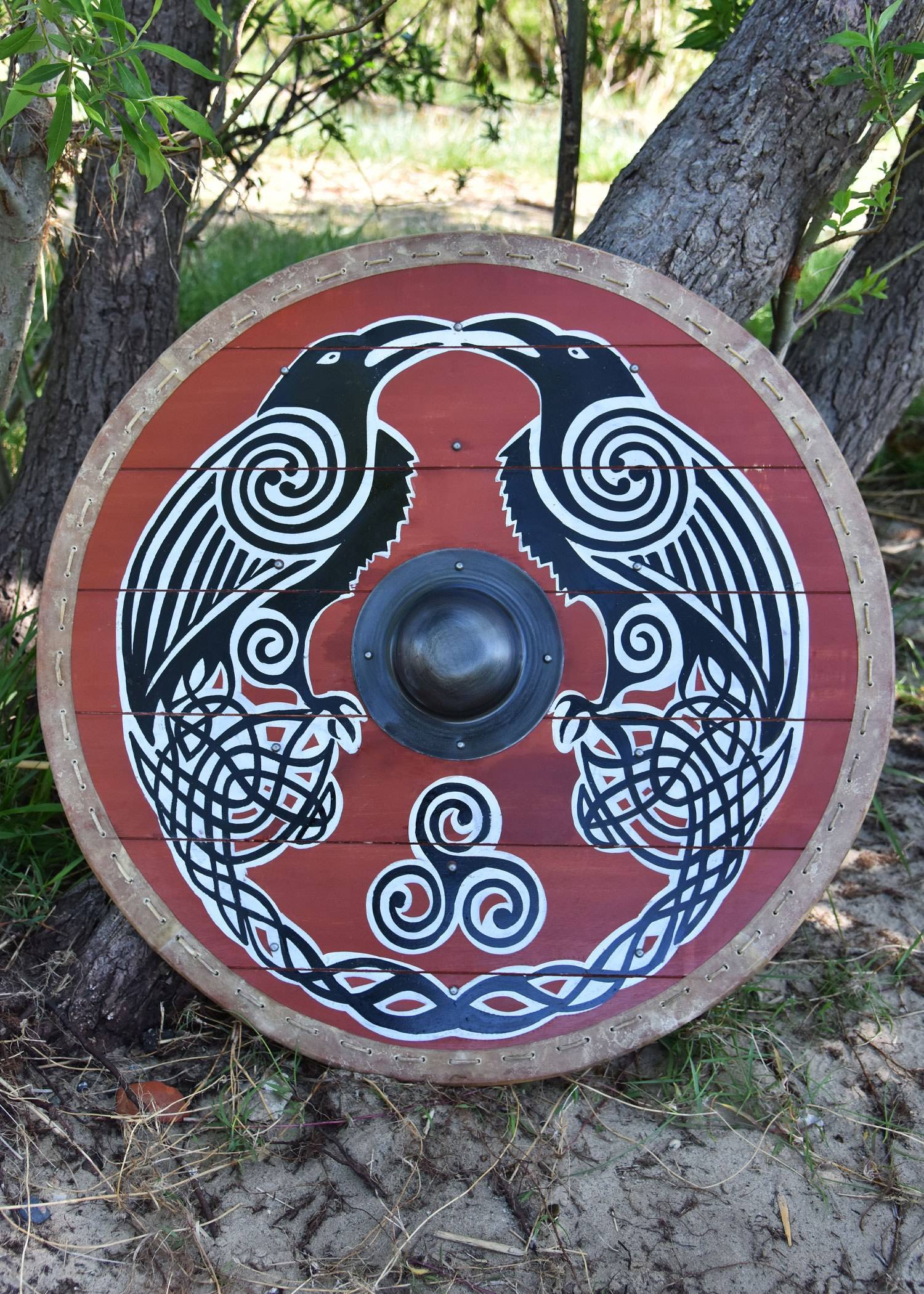 Viking Rondschild met rand van ruw leer, 80 cm Ø.