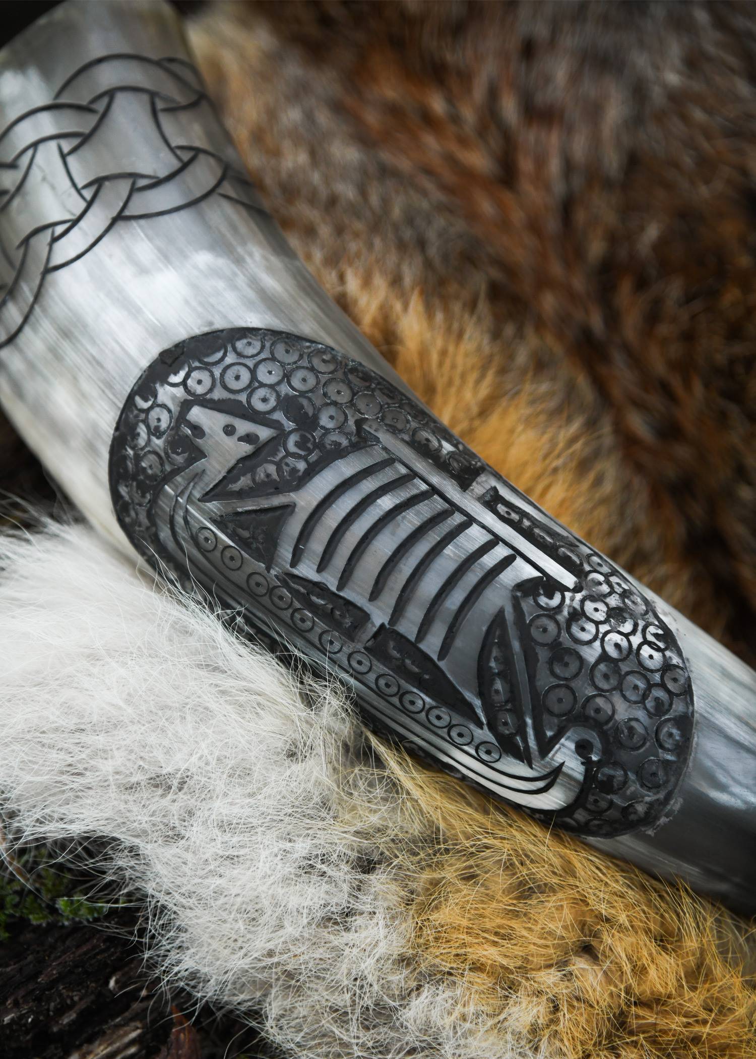 ​Wikinger-Trinkhorn mit Wikingerschiff-Motiv