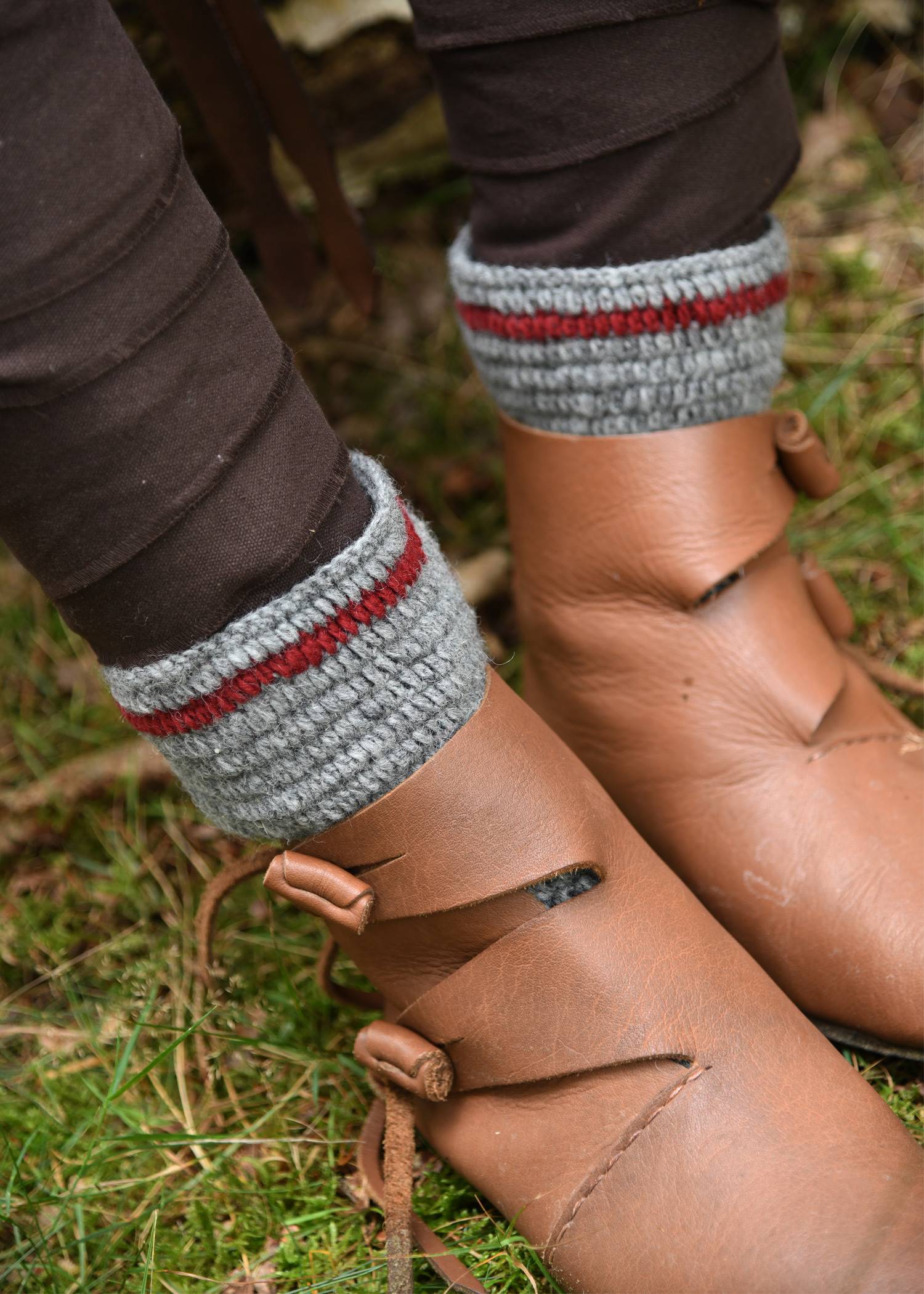 Gehäkelte Wikinger Wollsocken in grau-weinrot