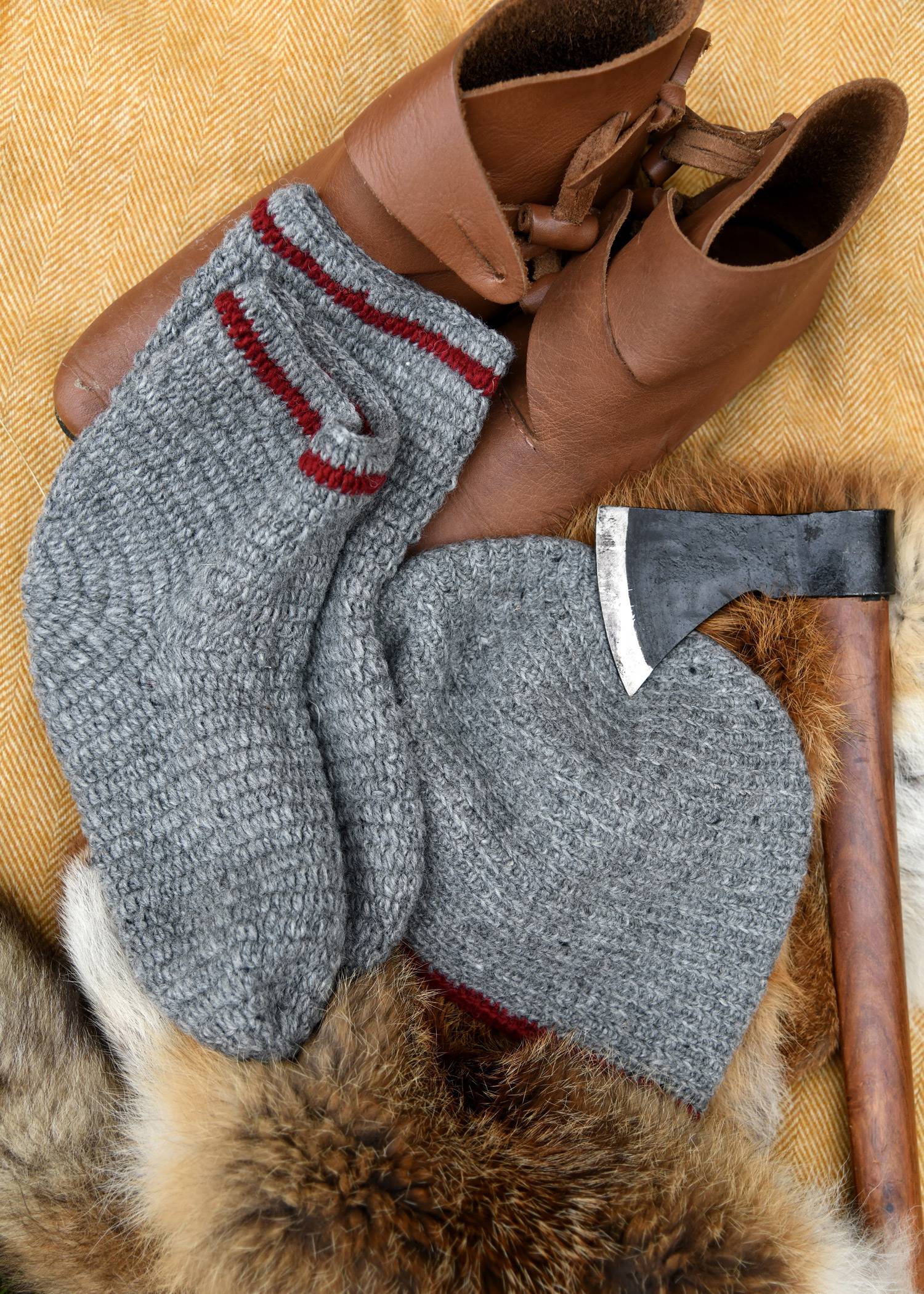 Gehäkelte Wikinger Wollsocken in grau-weinrot