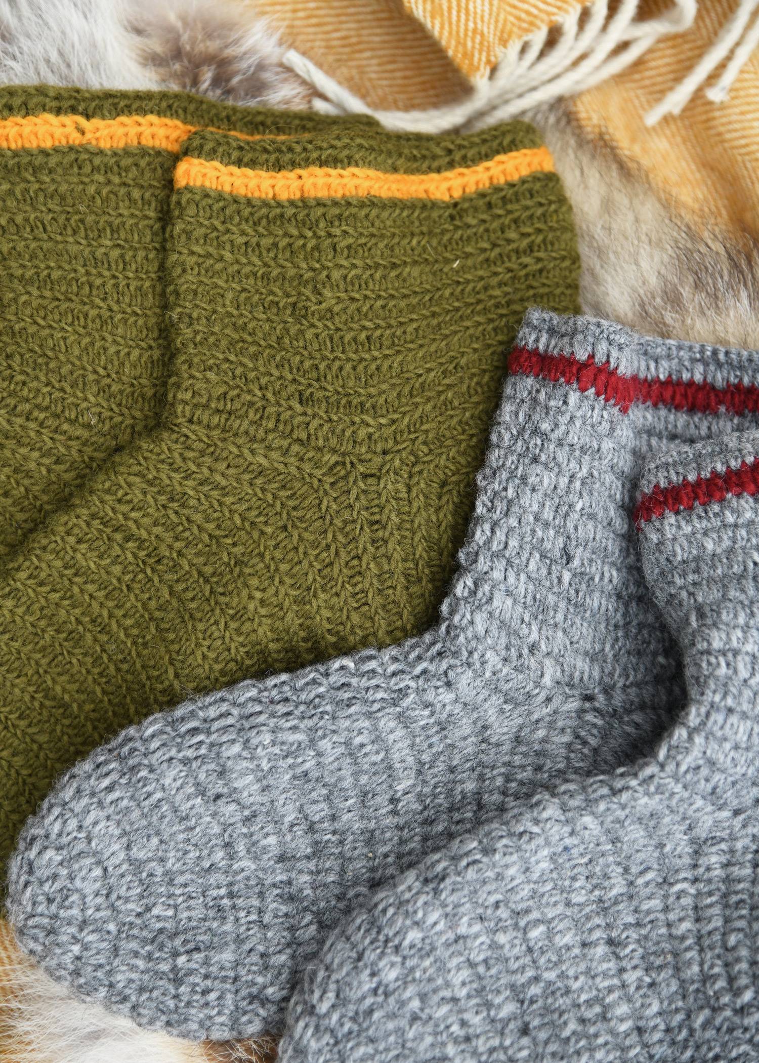 Gehäkelte Wikinger Wollsocken in grau-weinrot