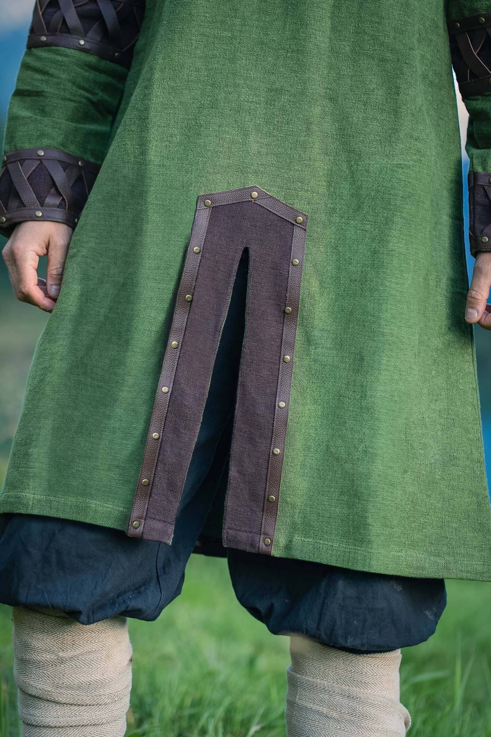 Vikingtuniek voor heren met leren applicaties in Groen