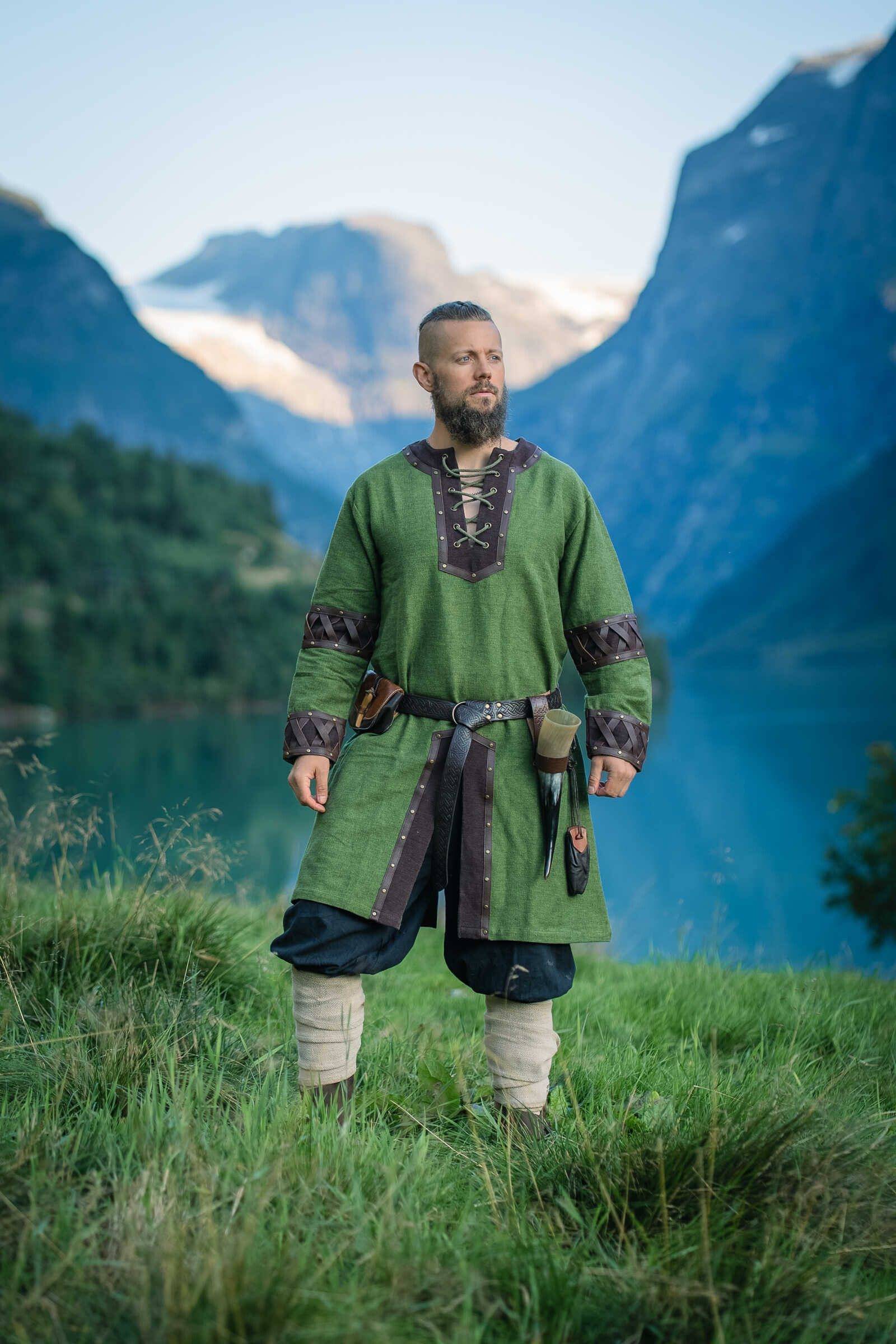 Vikingtuniek voor heren met leren applicaties in Groen