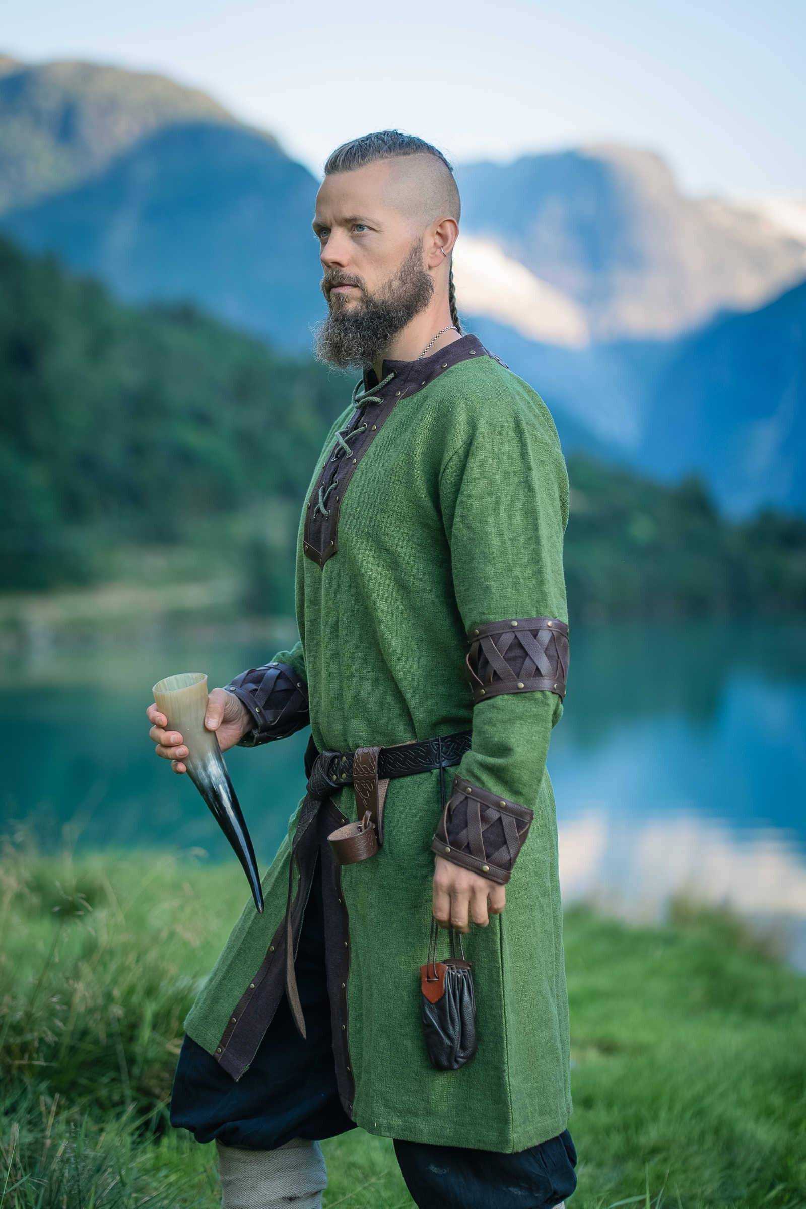Vikingtuniek voor heren met leren applicaties in Groen