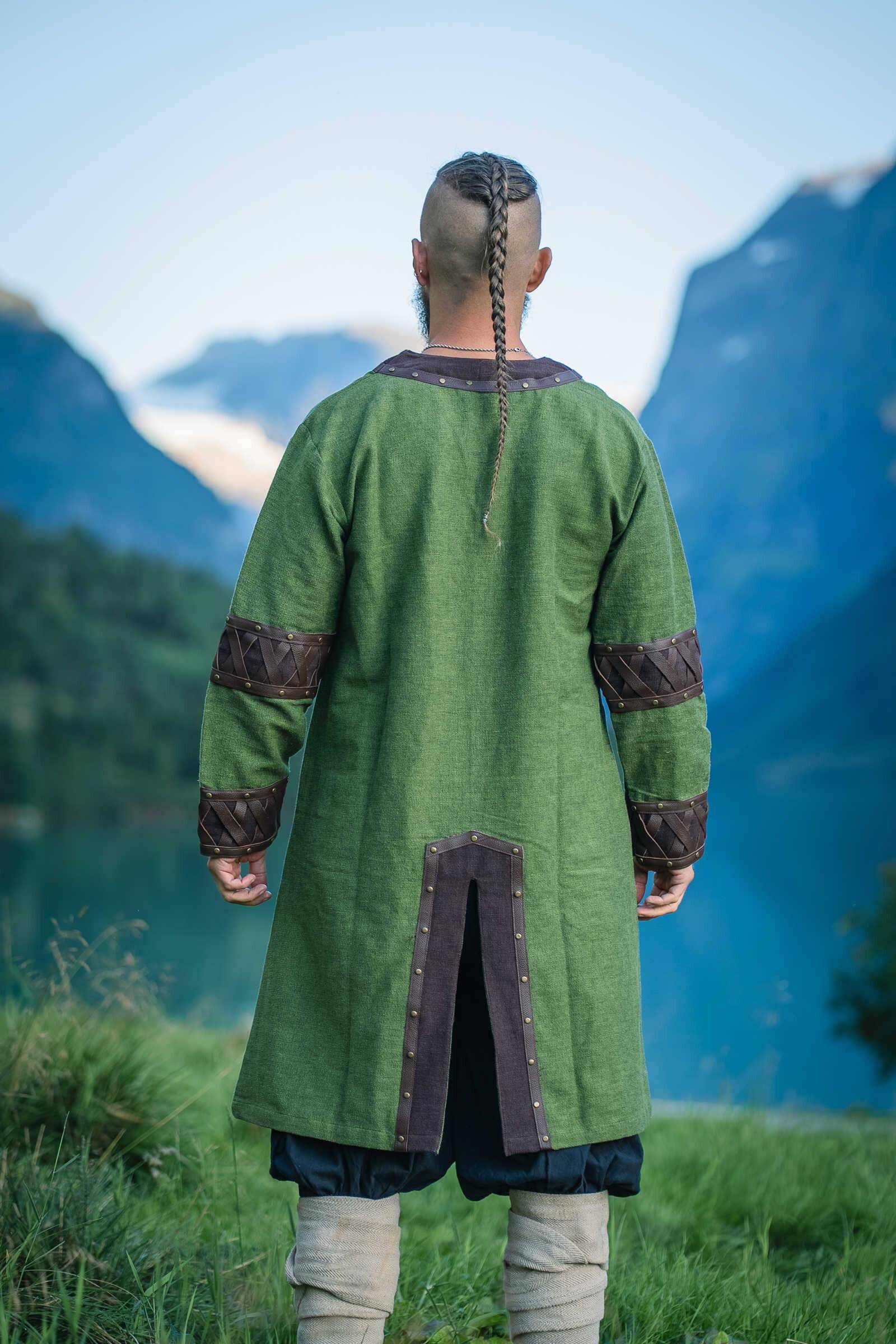 Vikingtuniek voor heren met leren applicaties in Groen