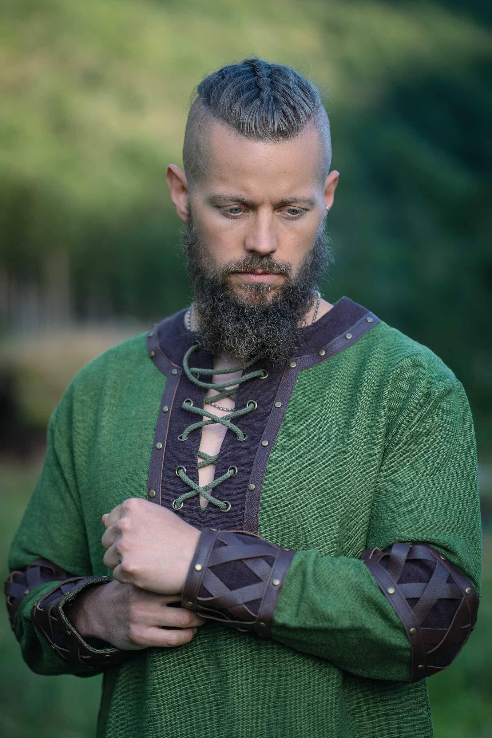 Vikingtuniek voor heren met leren applicaties in Groen