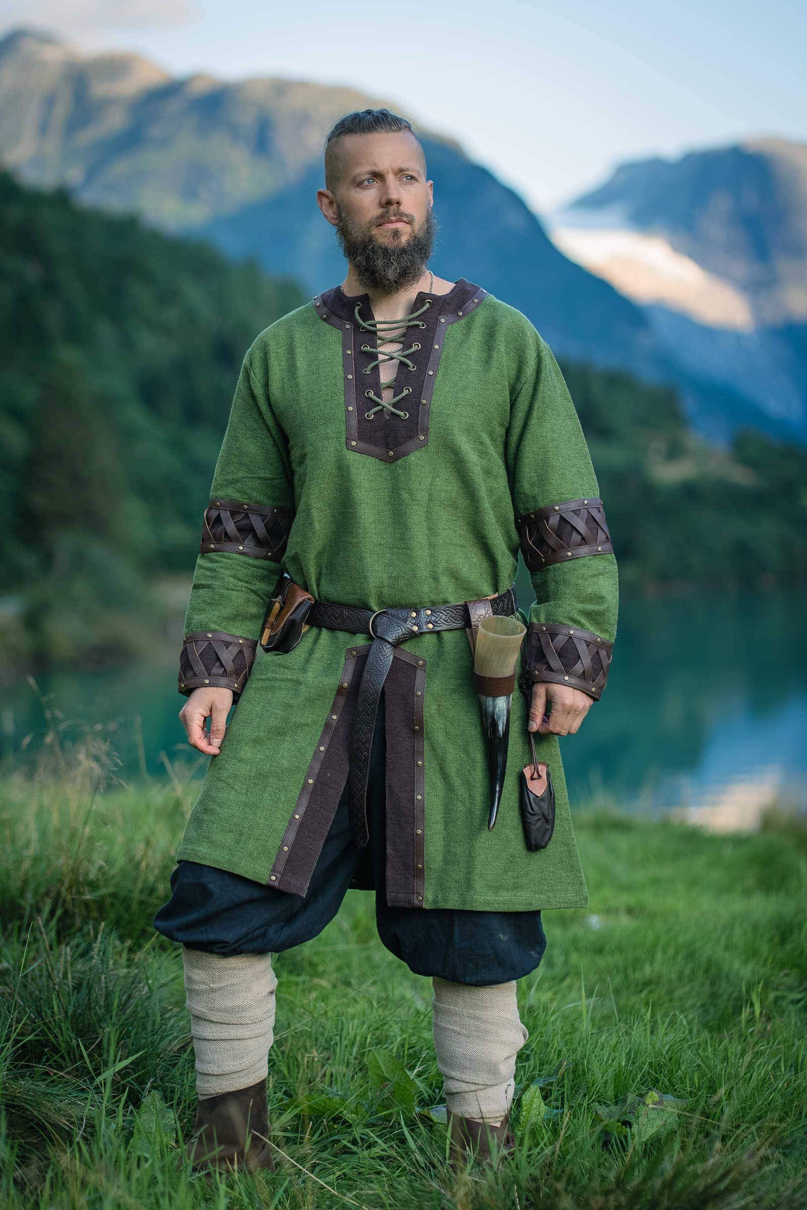 Vikingtuniek voor heren met leren applicaties in Groen
