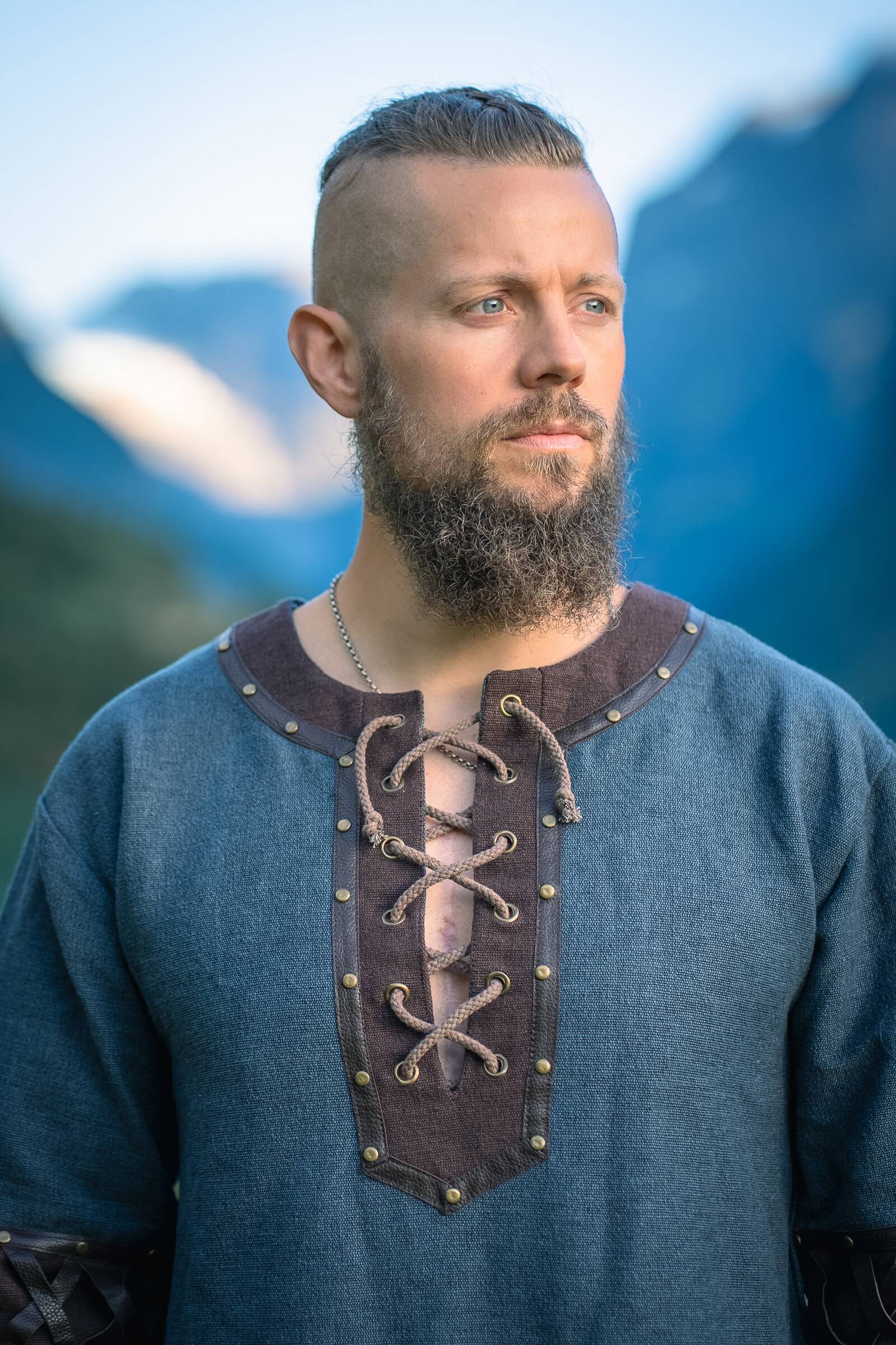 Vikingtuniek voor heren met leren applicaties in Blauw