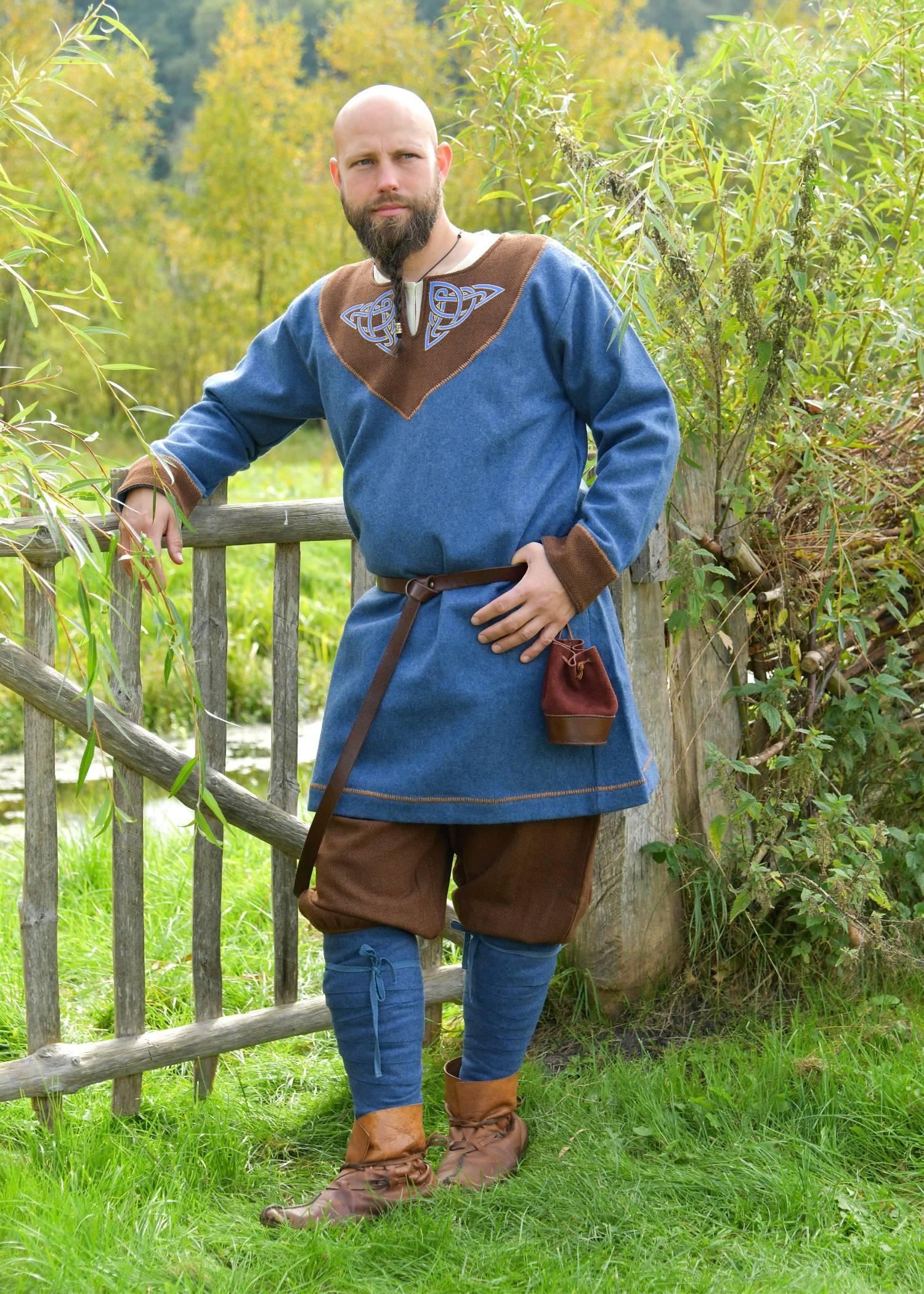Vikingtuniek Ragnar met Keltisch borduurwerk – Gevilte wolmix, blauw gemêleerd