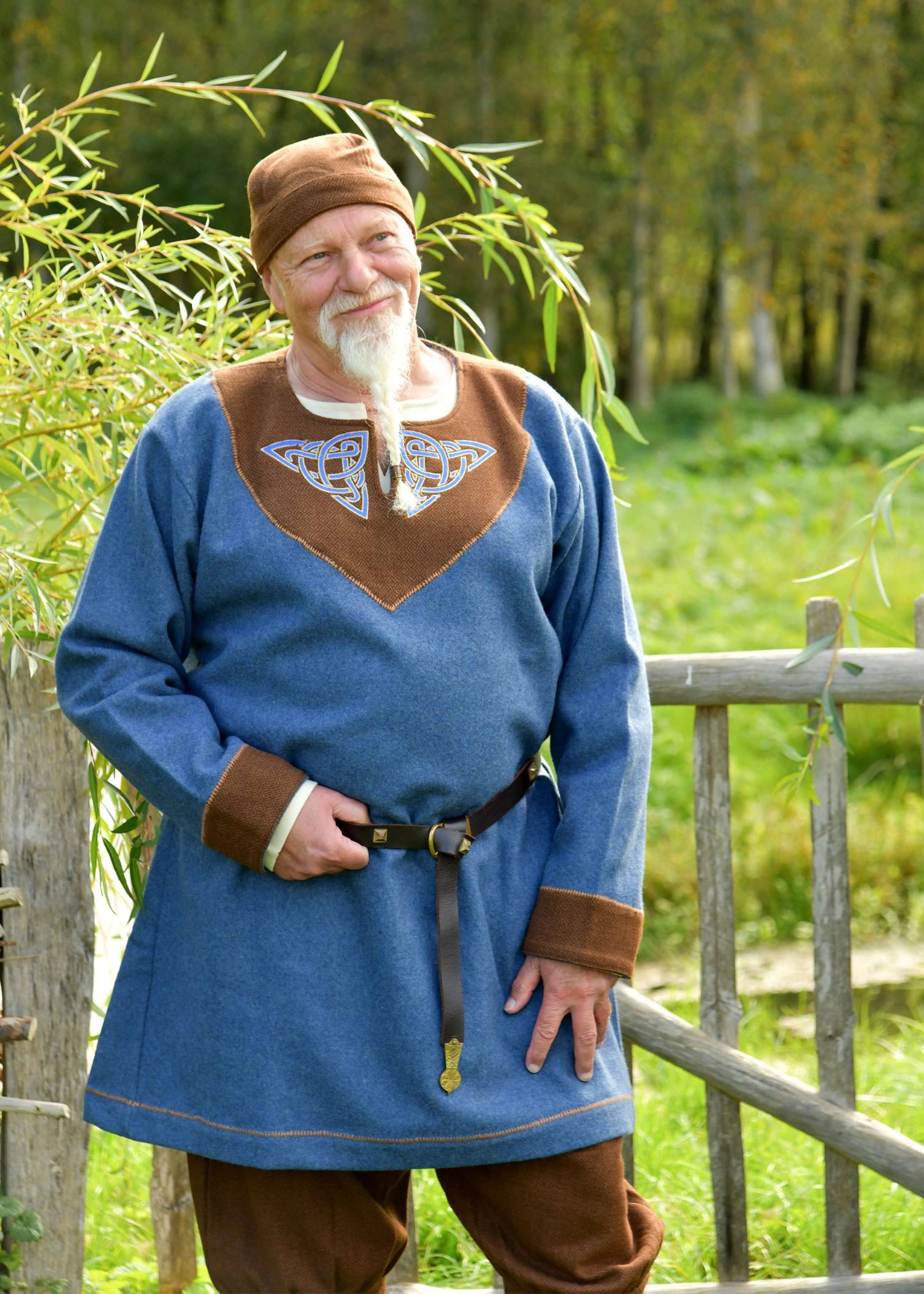 Vikingtuniek Ragnar met Keltisch borduurwerk – Gevilte wolmix, blauw gemêleerd