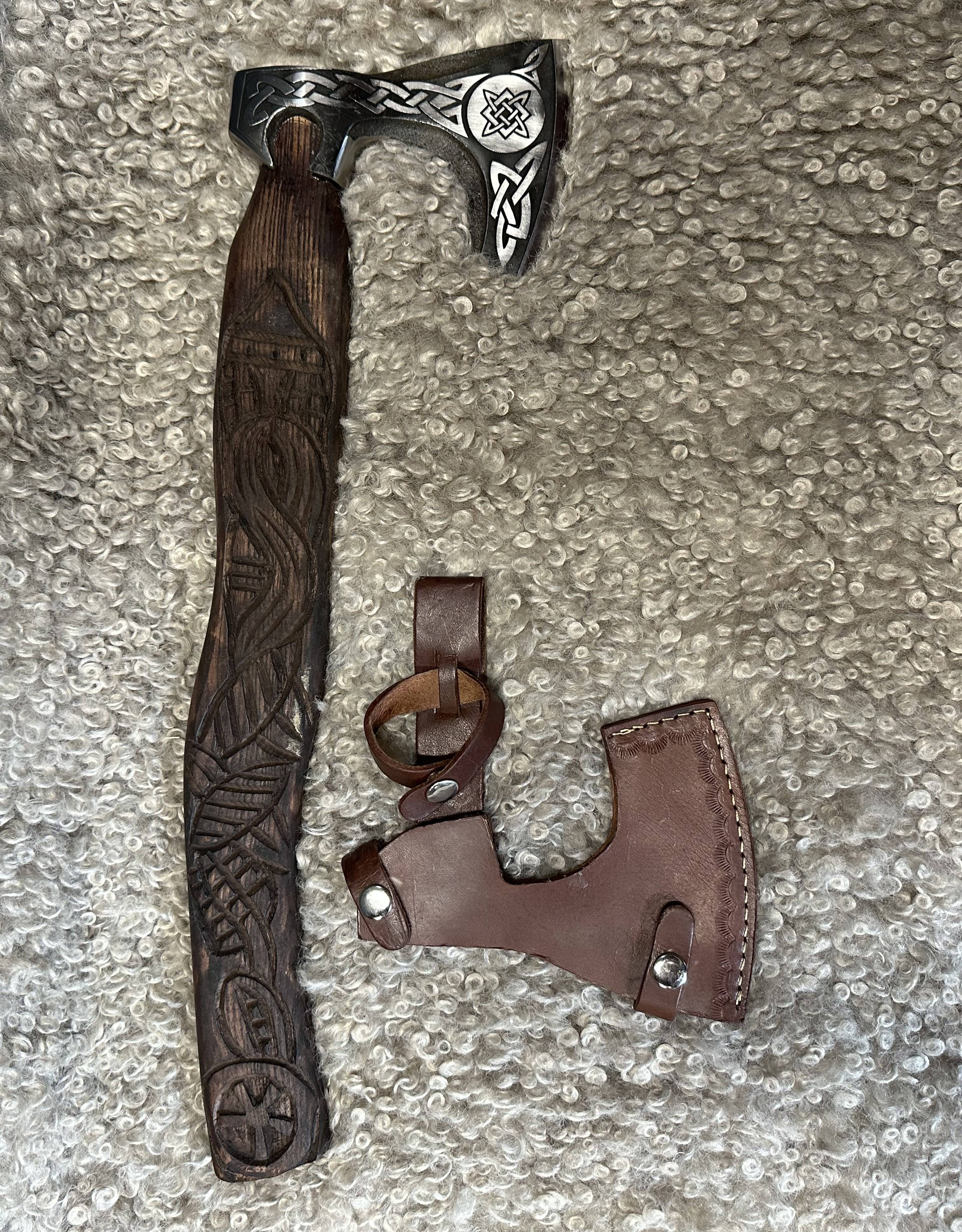 Wikinger ​Axt mit graviert Axtblatt, geschnitztem Stiel und Lederscheide.