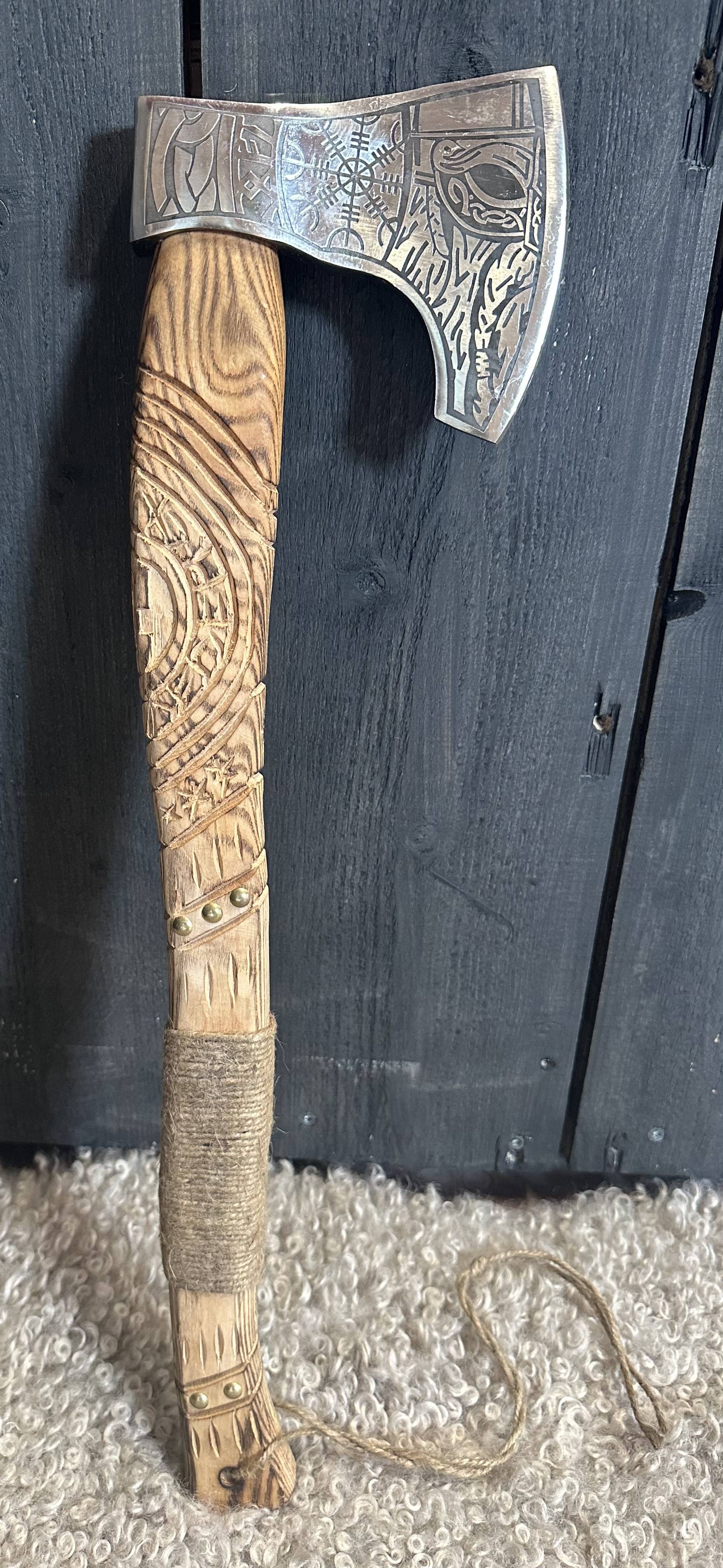 Vikingbijl met gegraveerd Bijlblad, gesneden handvat en leren schede