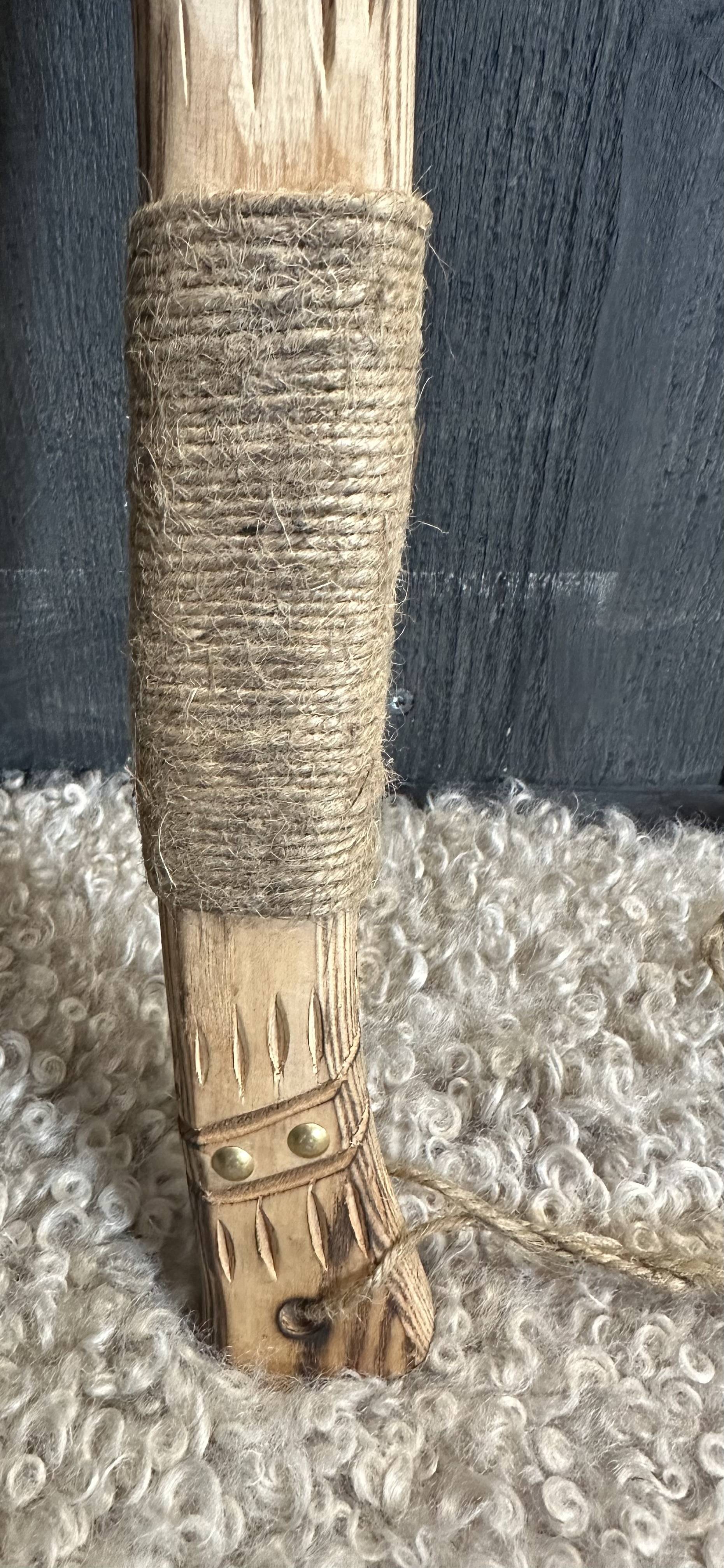 Vikingbijl met gegraveerd Bijlblad, gesneden handvat en leren schede