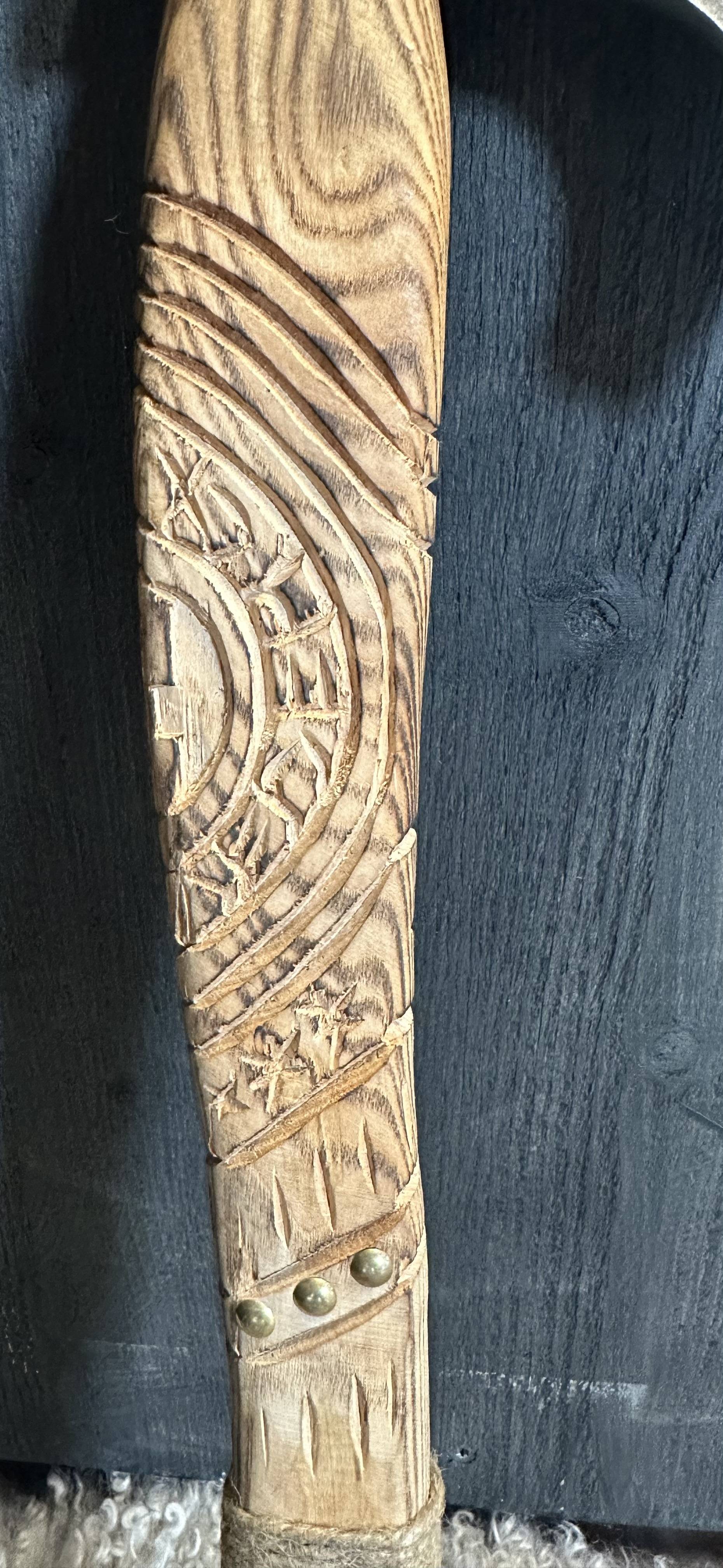Vikingbijl met gegraveerd Bijlblad, gesneden handvat en leren schede