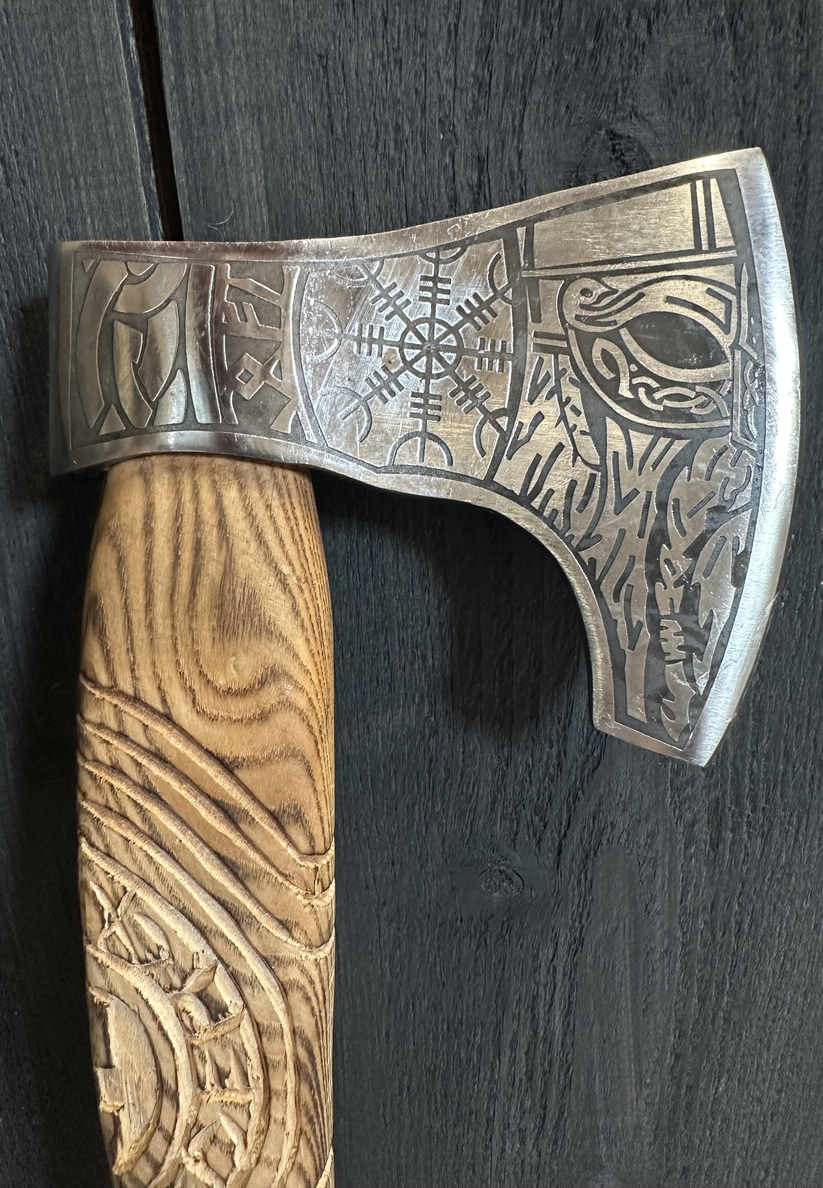 Vikingbijl met gegraveerd Bijlblad, gesneden handvat en leren schede