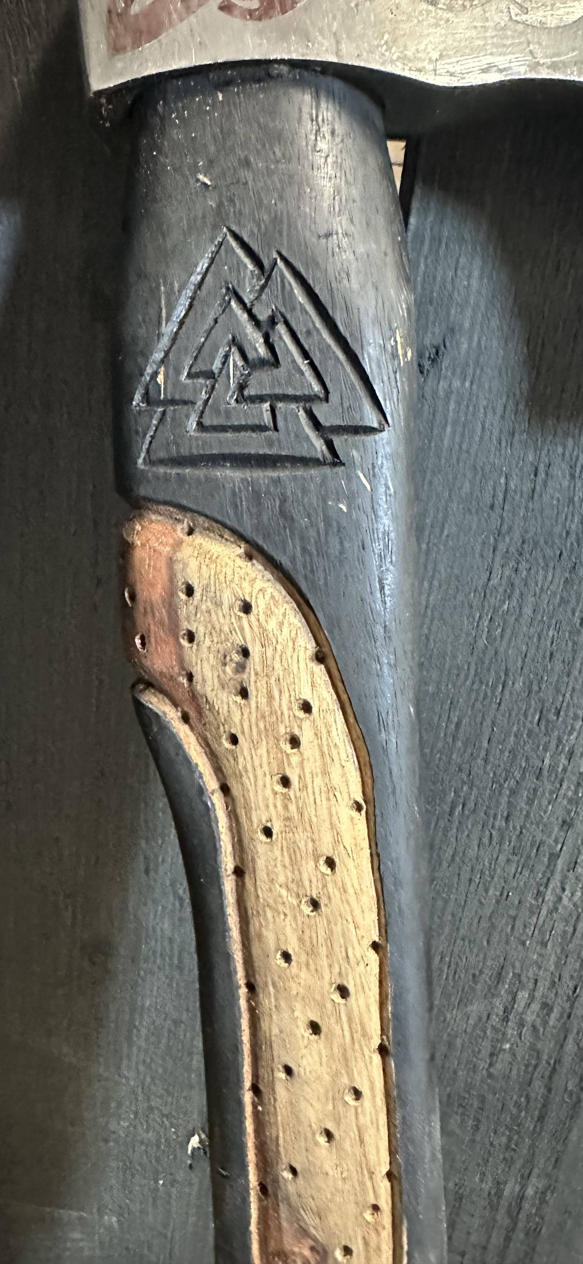 Vikingbijl met gegraveerd Bijlblad, gesneden handvat en leren schede